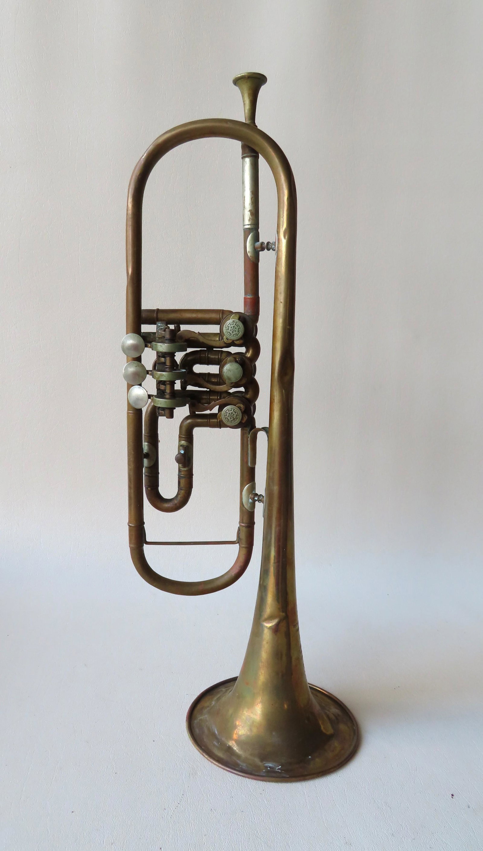 Trumpet signed "Ptd. Stabilmento Musicale /: Trumpet Bb signed "Ptd. Stabilmento Musicale / G. Pelitti / Milano/ Italia" - the bell with a series of dents along the flared edge and other dents on pipes (see photos. It plays, but needs to be refu