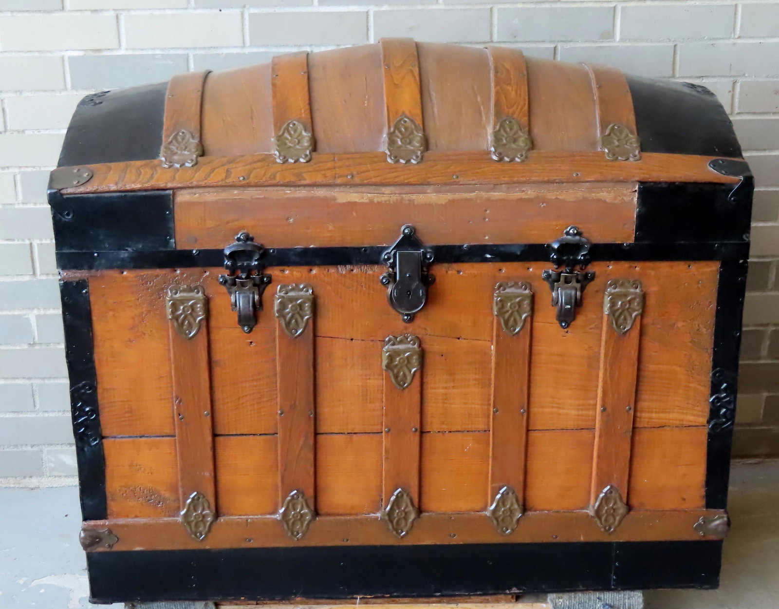 Clean dome top trunk professionally restored.: A clean dome top trunk that has been professionally restored including adding new colorful floral fabric to the entire inside including removable tray. Great for storing linens and blankets - fresh fr