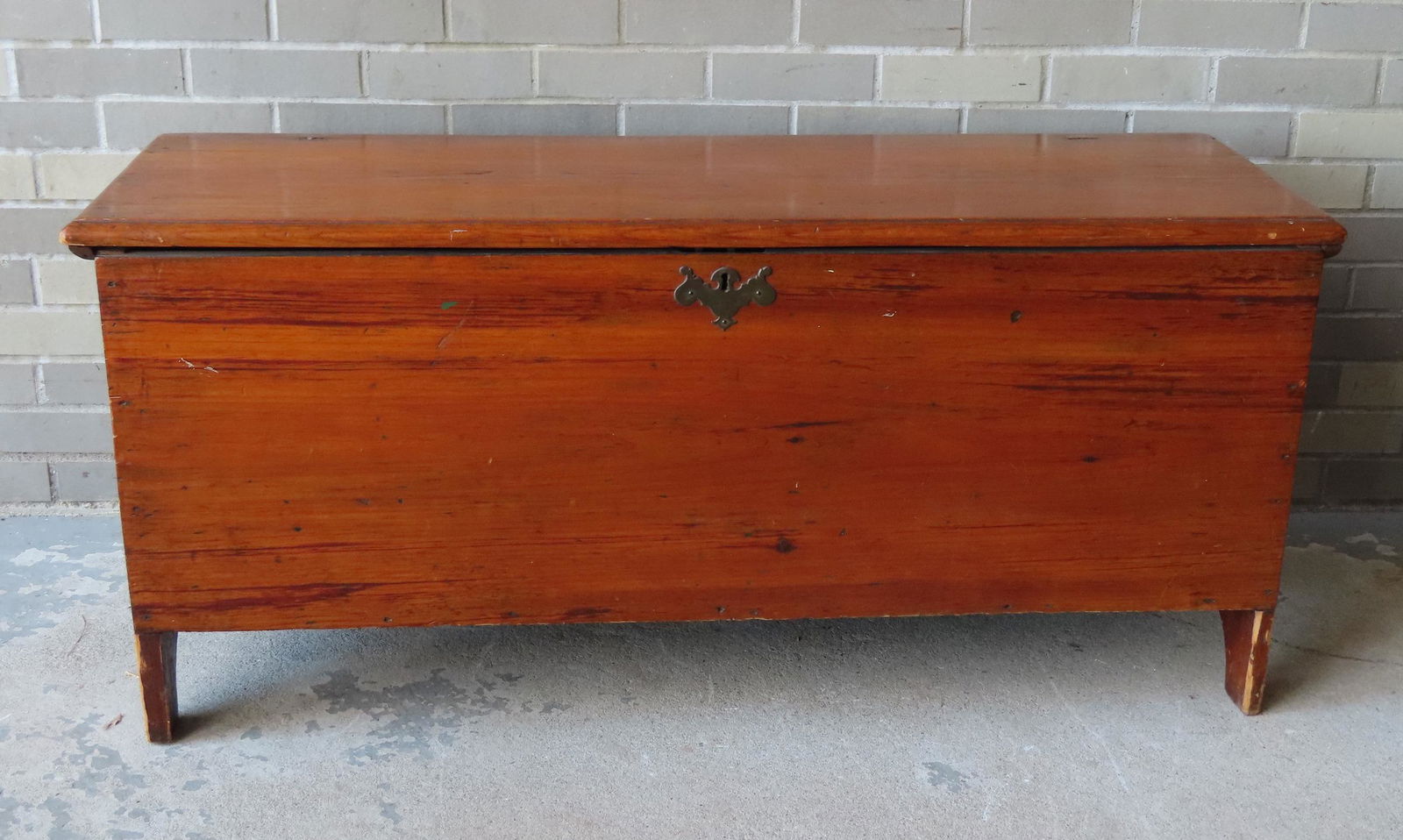 Refinished pine blanket box with snipe hinges and (1 of 7)