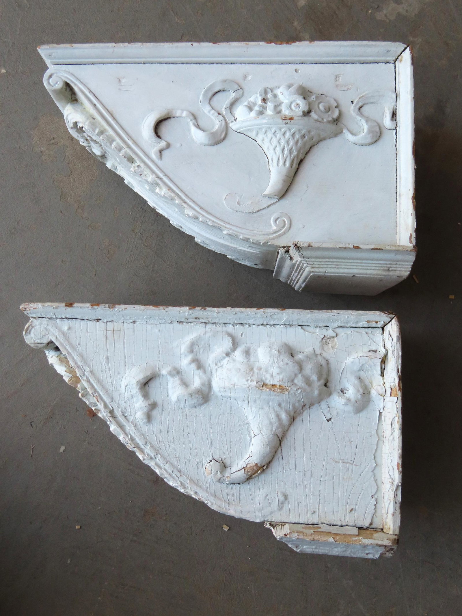 Two early architectural brackets with acanthus carvings: Two early architectural brackets with acanthus carvings on sloped front and applied gesso horn of plenty design on the sides, early 19th century. Some losses, see photos. Each measures 13 3/4" x 8 1/4