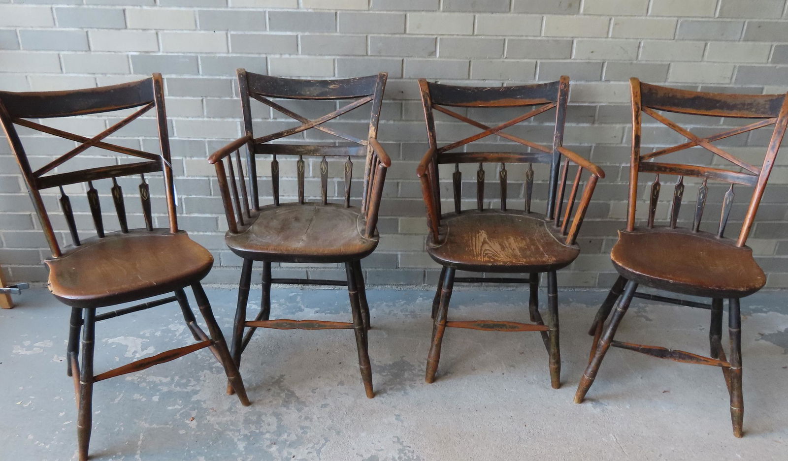 A set of 4 hand painted Sheraton country 1/2 arrow back (1 of 5)