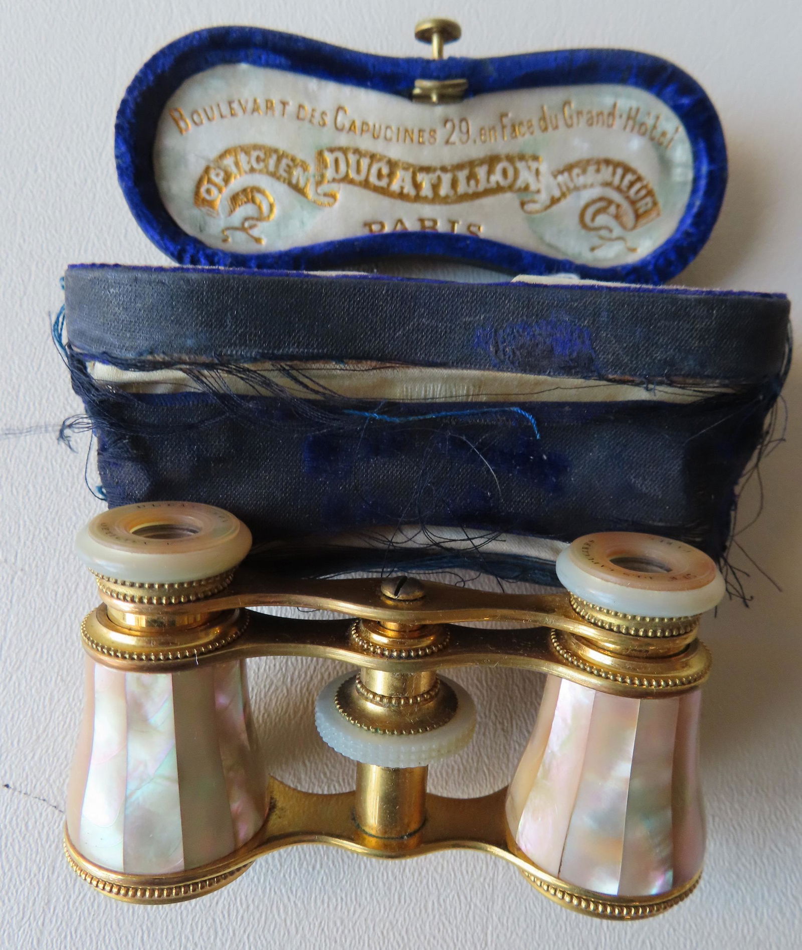 A good pair of French mother of pearl opera glasses -: A good pair of French mother of pearl opera glasses - very good condition in original case which is tattered. Late 19th century.