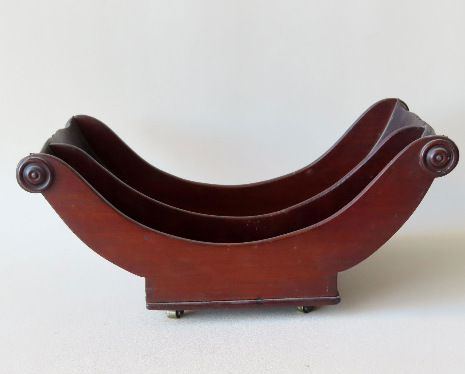 A Sheraton mahogany cheese cradle with recessed bass (1 of 4)