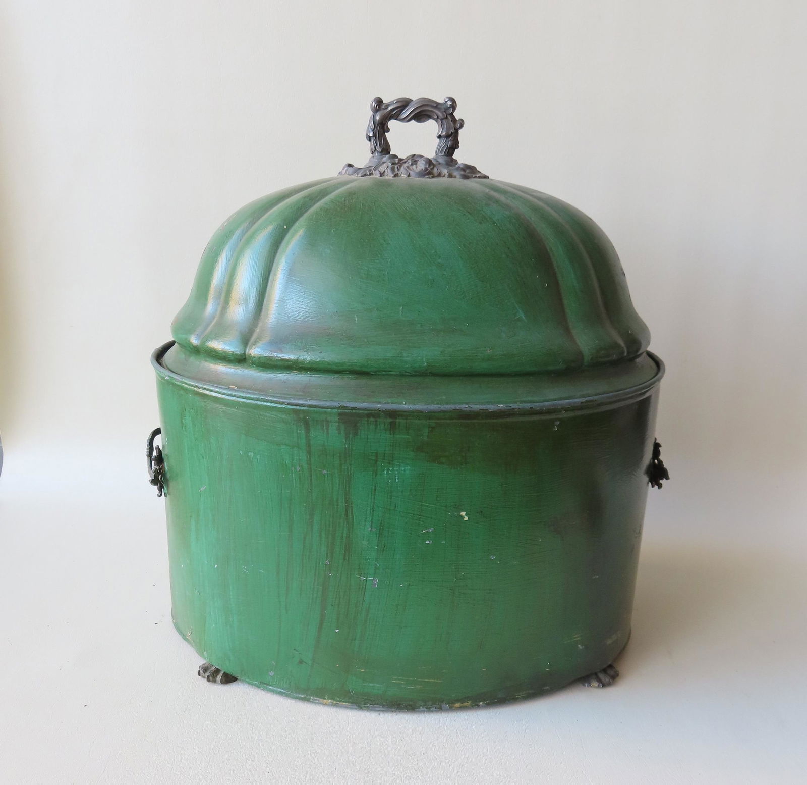 An early tin dome top roasting pan. (1 of 7)