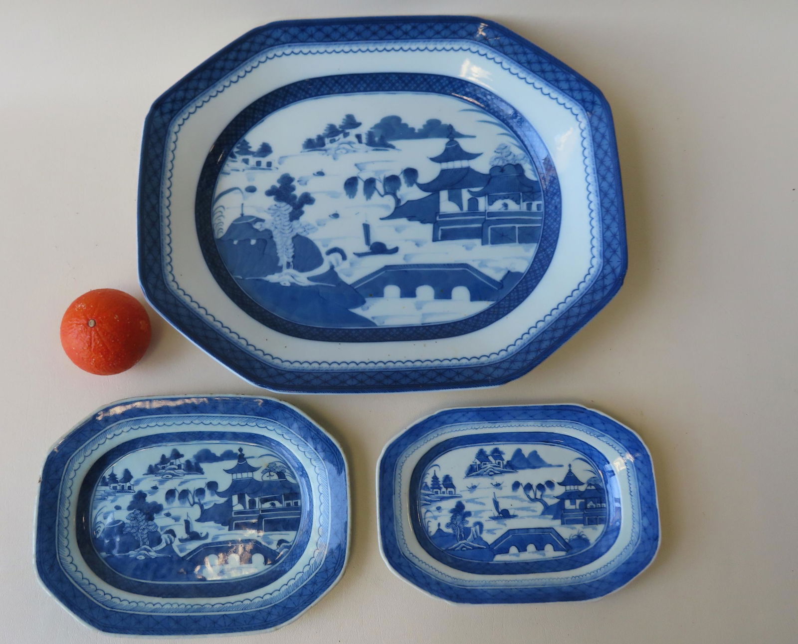 Three Canton platters, all in very good condition, no (1 of 5)