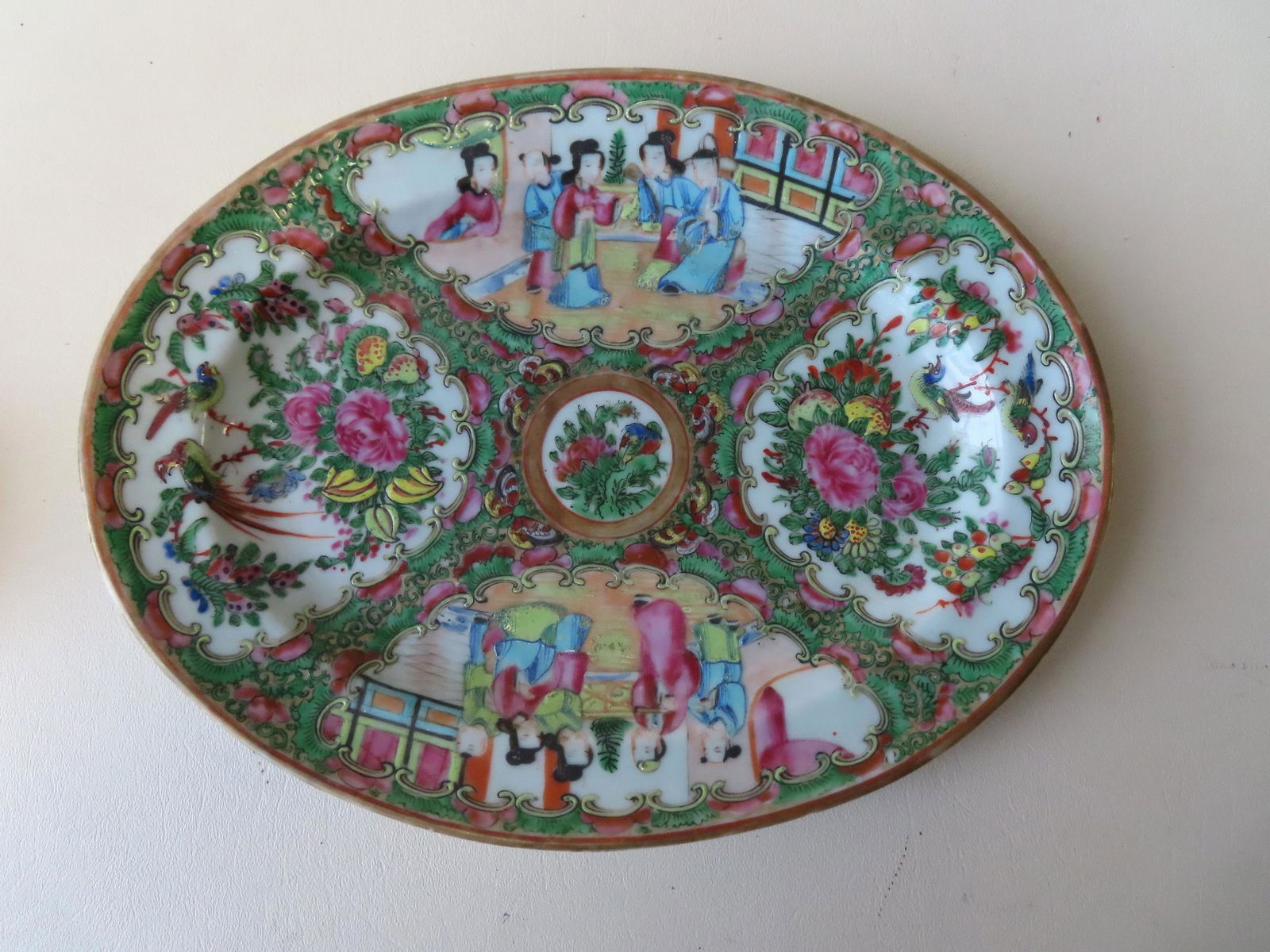 A small Rose Medallion platter, hand painted, 19th (1 of 2)
