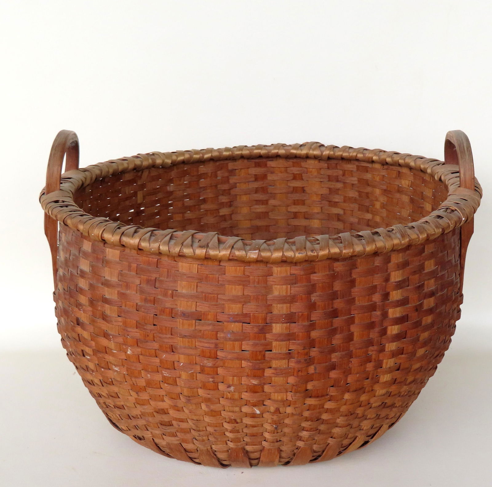 A large and very symmetric Taughkanic splint field basket with double handles, 19th century. (1 of 11)