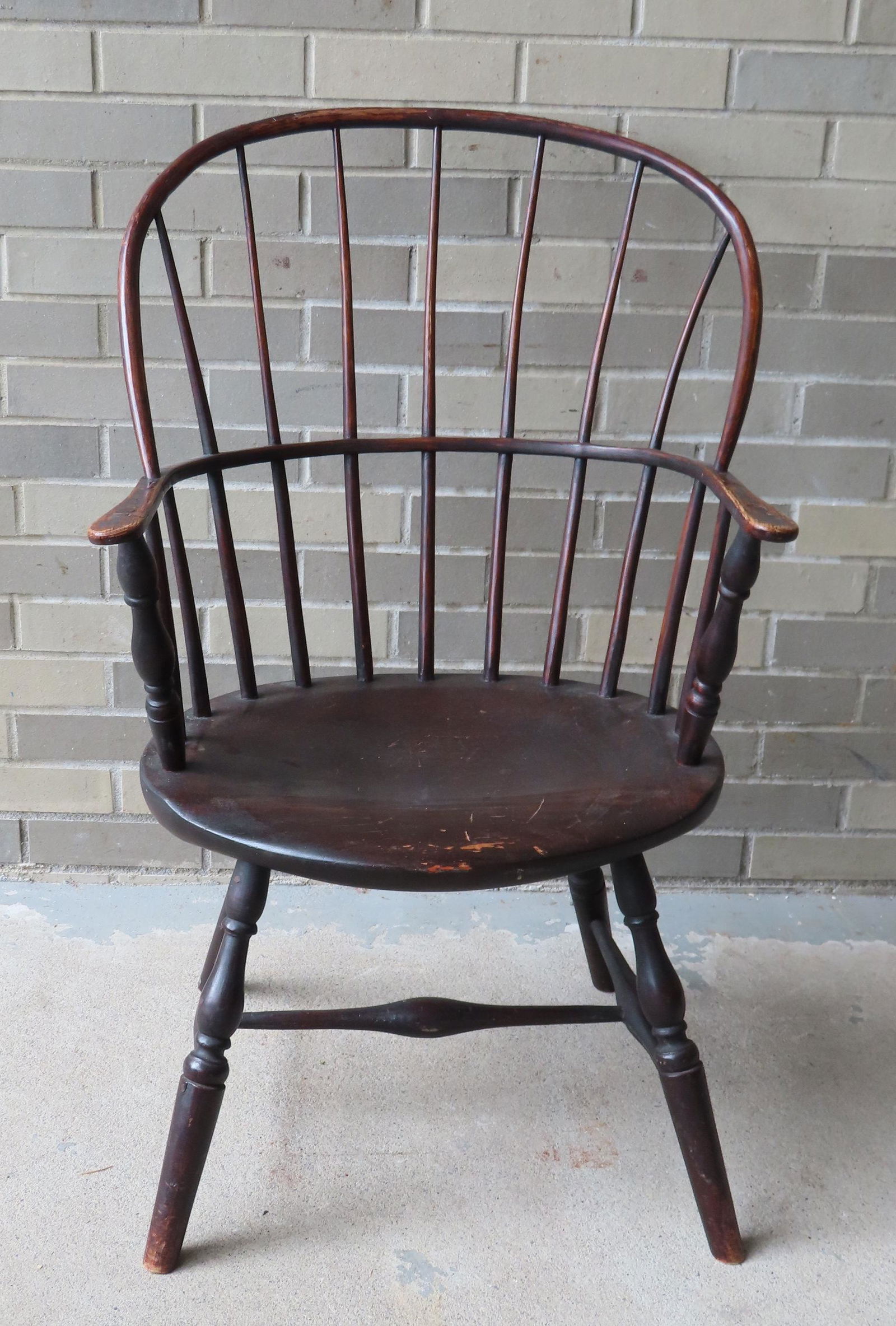 A good sack-back Windsor arm chair having 7 spindles, saddle seat and bulbous splayed legs and cross (1 of 8)