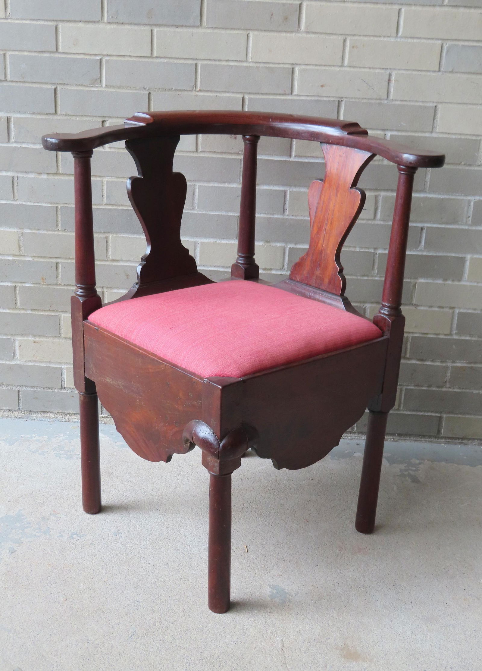 A Queen Ann mahogany corner chair with long drop shaped apron and cylindrical legs. The underside (1 of 10)