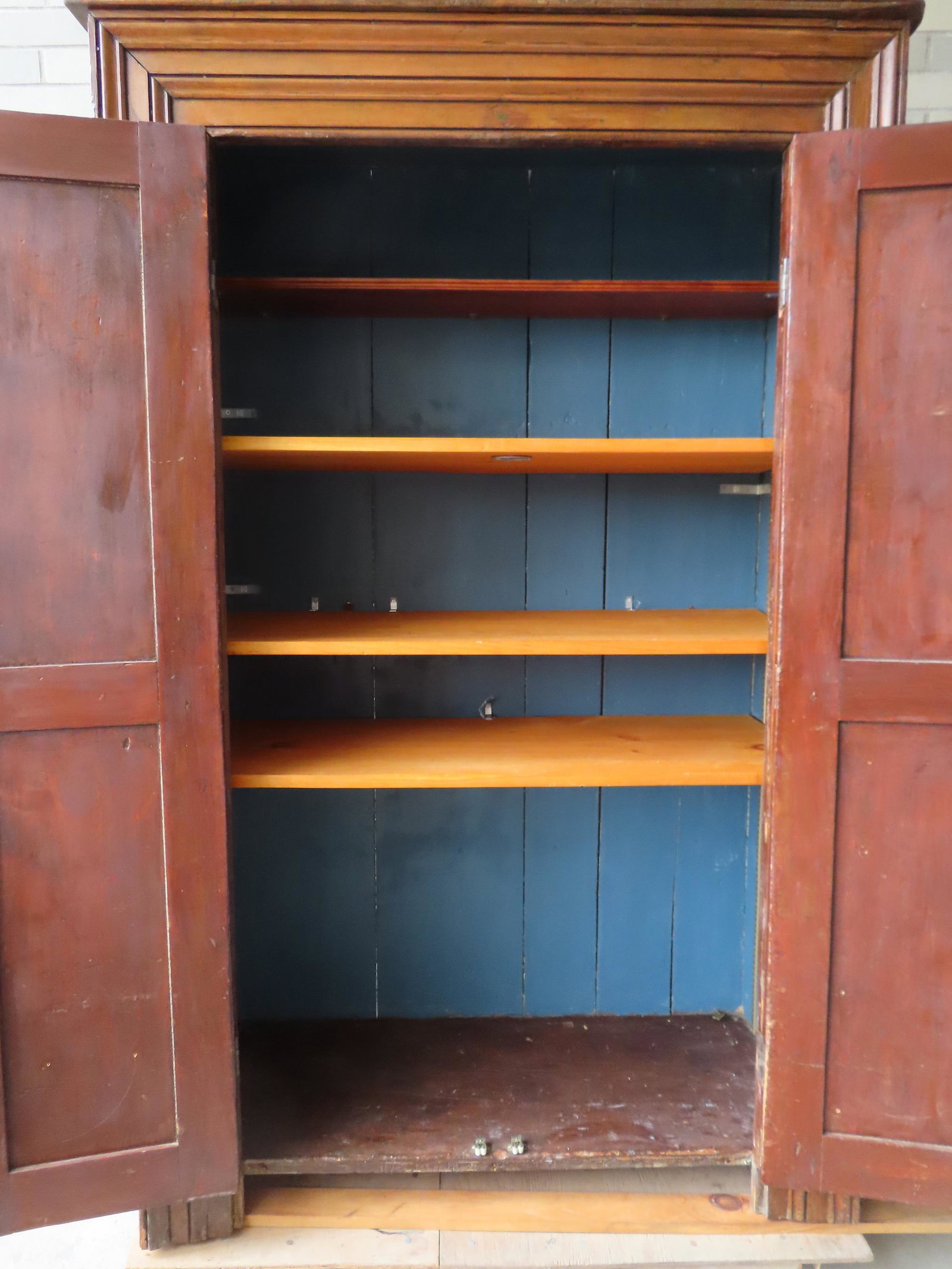 A Hudson Valley 2 door cupboard, having 2 raised double panel doors surrounded by picture frame (1 of 12)