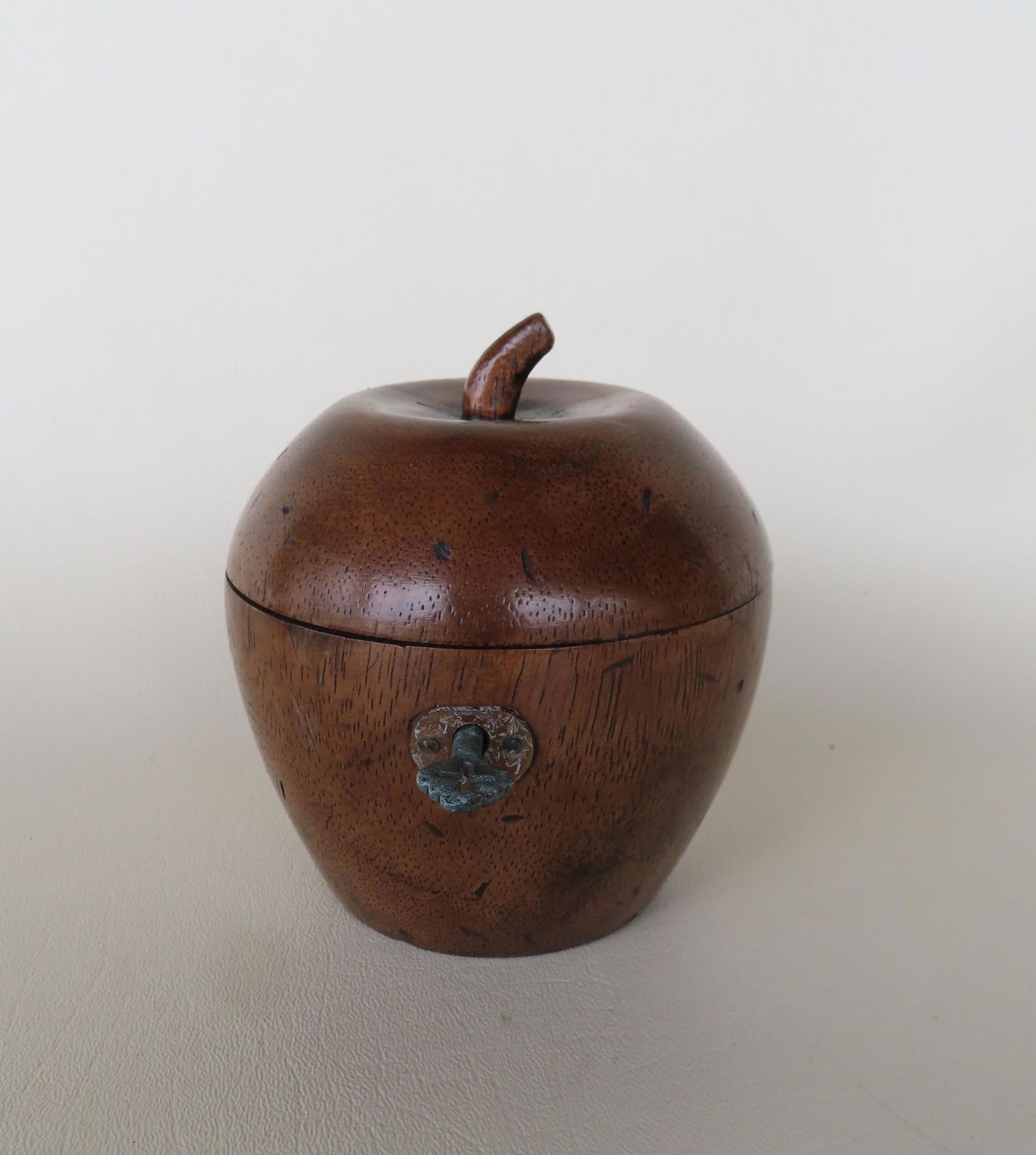An English apple form tea caddy in fruitwood, with hinged lid and original key, 19th century, very (1 of 7)