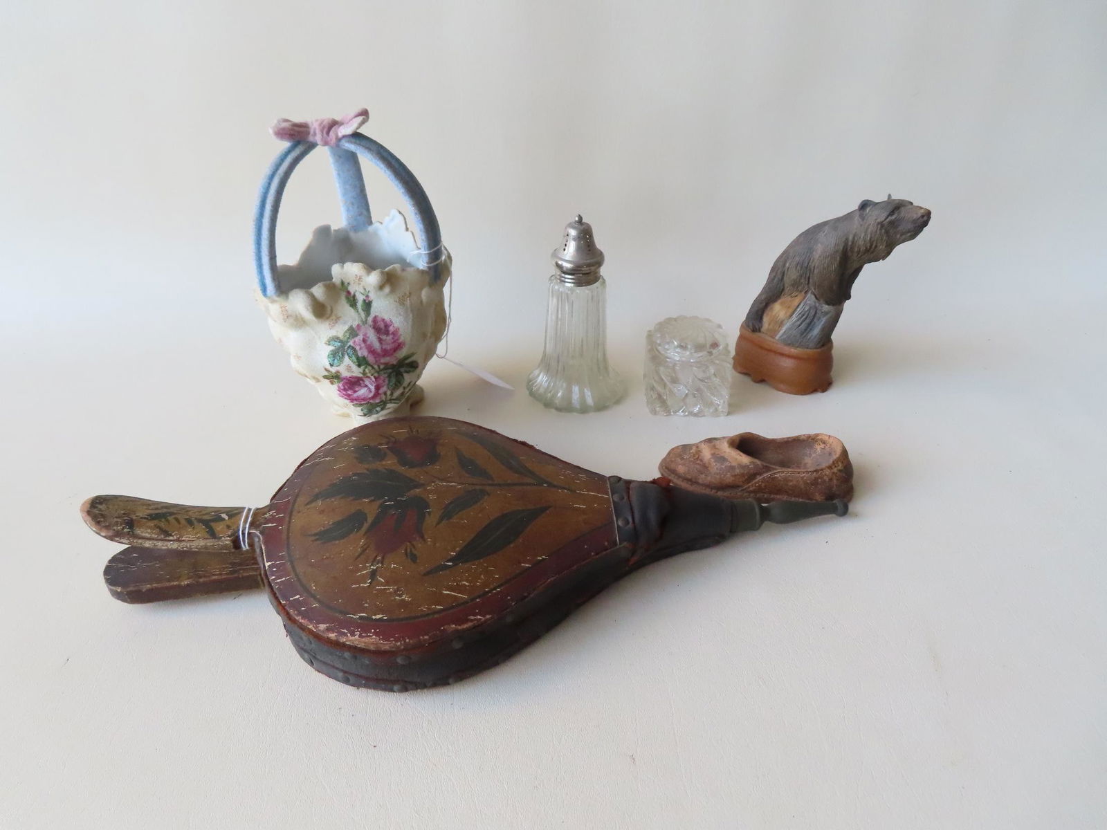 Grouping of decorative and country items. (1 of 7)