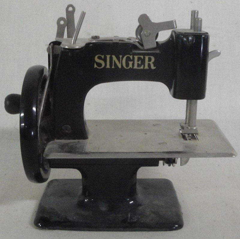 Child's Singer sewing machine.: Child's Singer sewing machine.