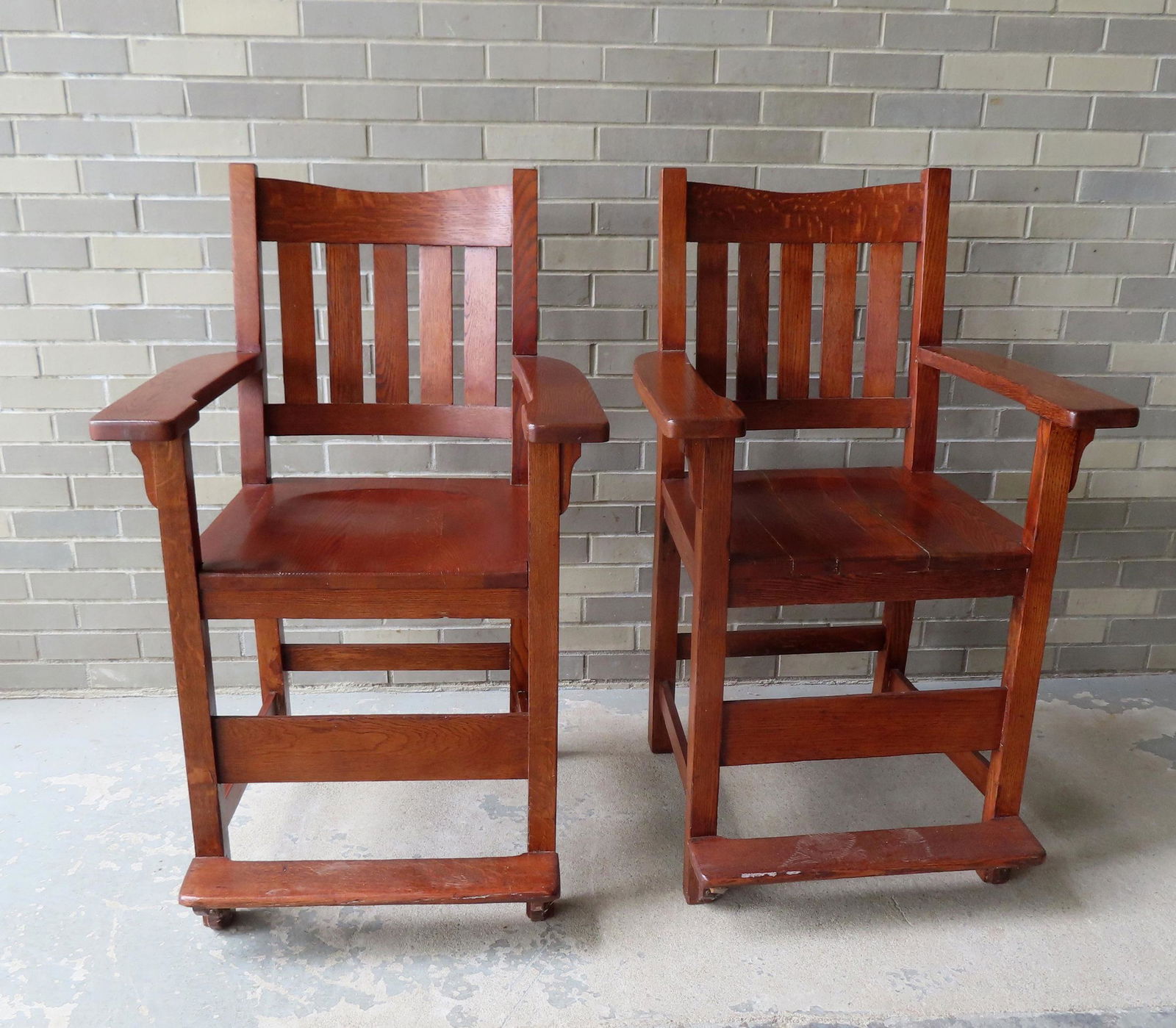 A pair of matching Mission oak billiard room arm chairs with foot rests, both in very good condition (1 of 4)