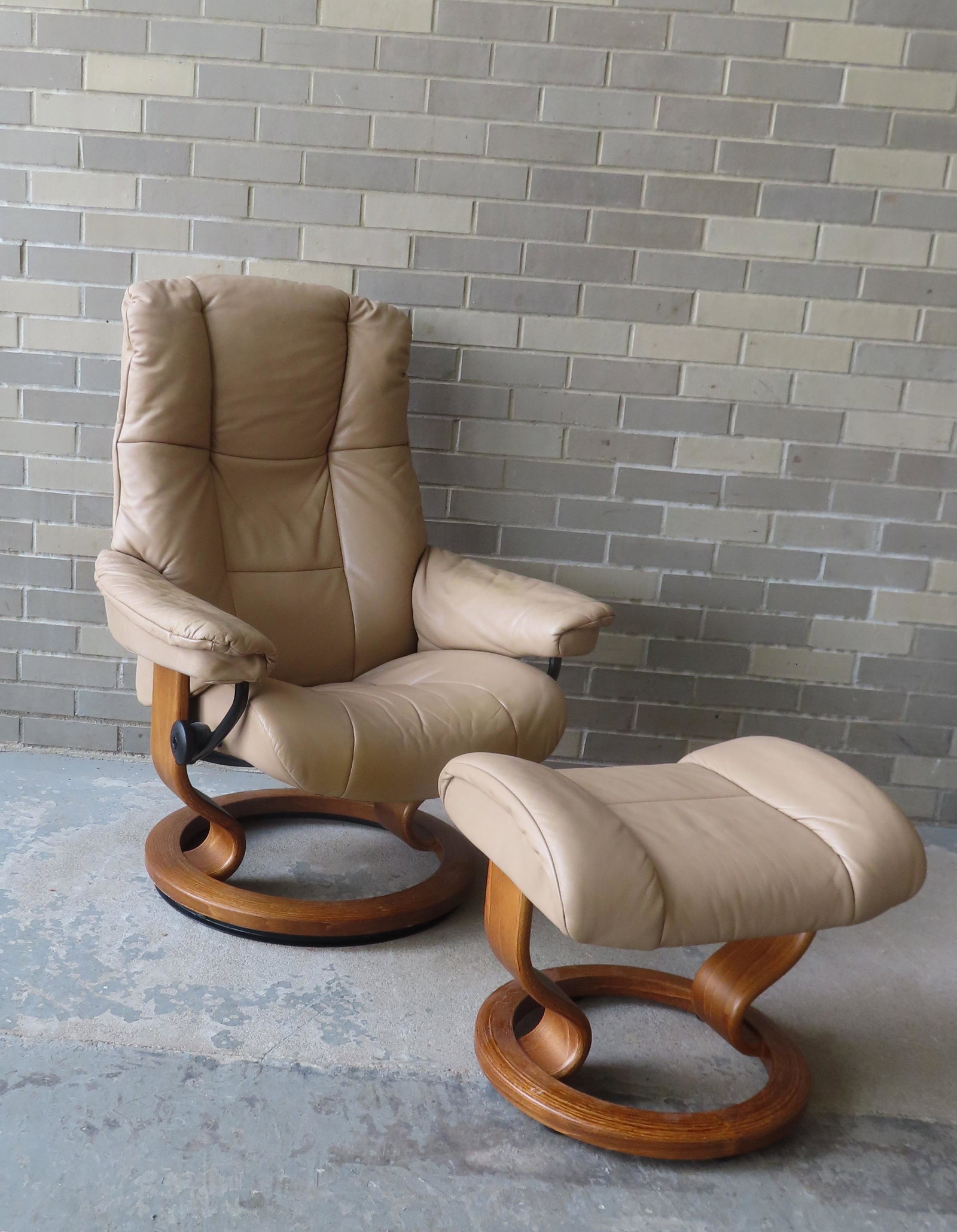 A Ekornus "Stressless" leather lounge chair with ottoman. The chair measures 29"W x 26"D x 40"H.: A Ekornus "Stressless" leather lounge chair with ottoman. The chair measures 29"W x 26"D x 40"H. Both chair and ottoman in good condition. Provenance: From the estate of Dr. Joan Roessler, New Paltz N