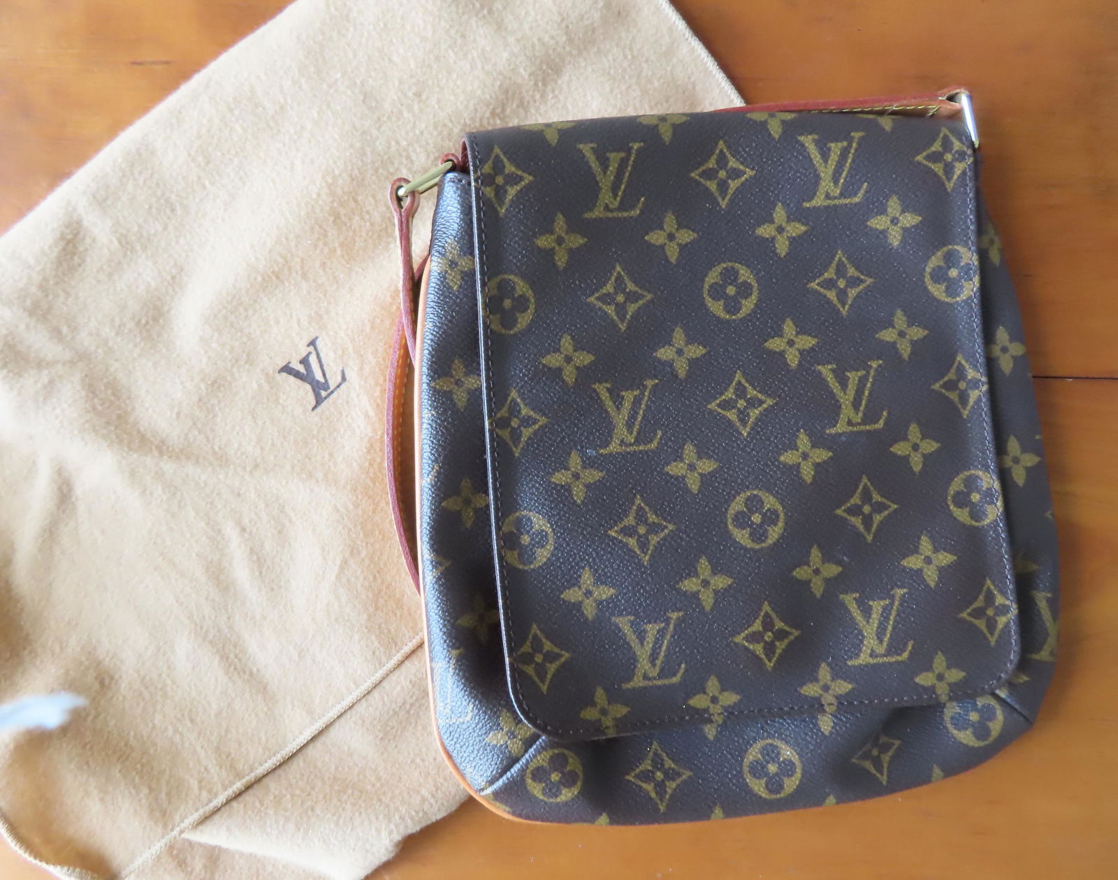 Louis Vuitton lady's hand bag decorated with monograms and with original felt dust cover. The bag (1 of 10)