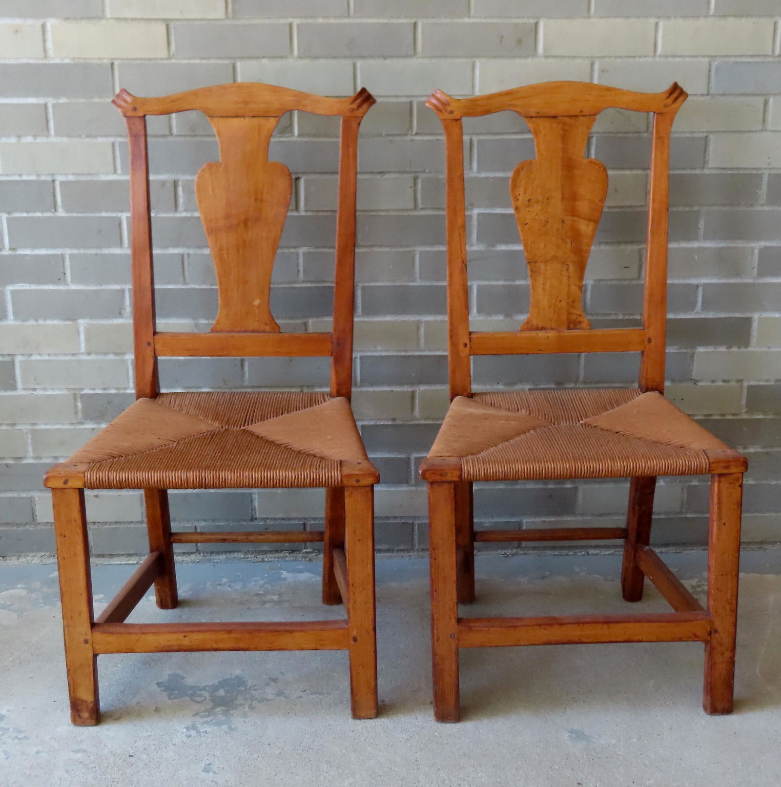 A pair of matching American country Chippendale side chairs in maple with carved ears and vase-form (1 of 5)