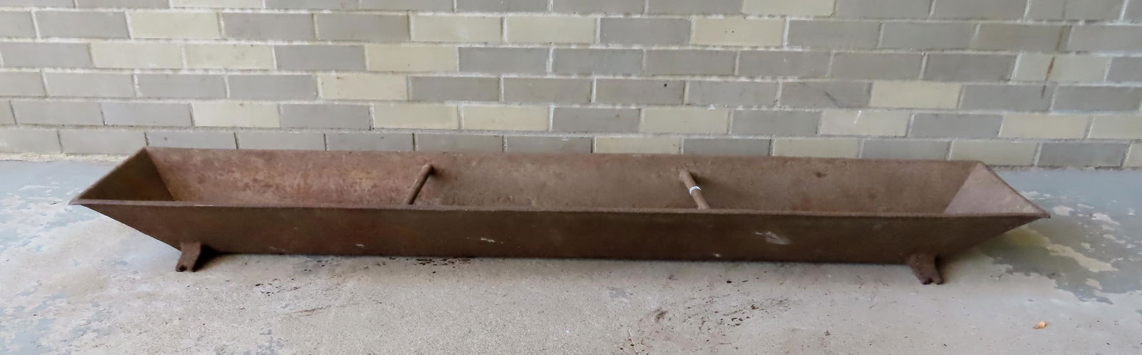 A good cast iron hog feeding trough, circa 1900. Very good condition.: A good cast iron hog feeding trough, circa 1900. Very good condition. Measures 65 1/4"L x 11"W x 6 1/2"H.