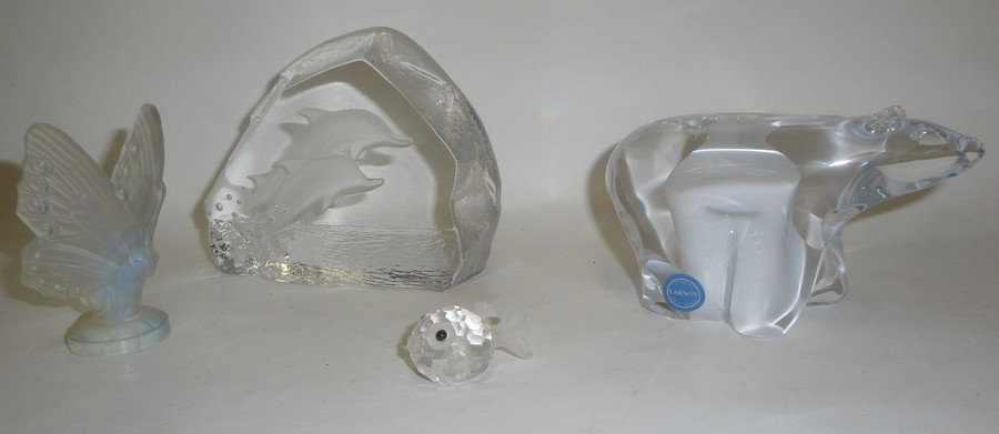 4 glass figured crystal items: Swarovski miniatur: 4 glass figured crystal items: Swarovski miniature fish (missing 1 fin), Small butterfly signed France, polar bear signed Larson, dolphin paperweight signed Nybro Sweden.