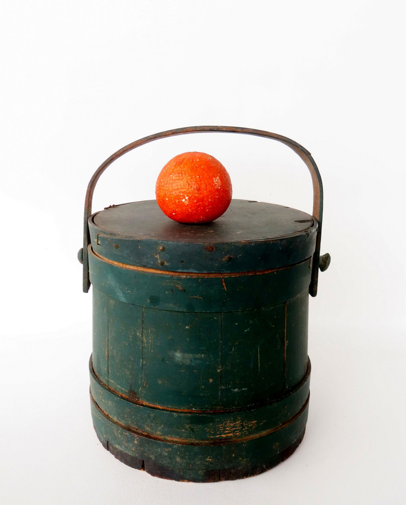 A primitive pantry box with swivel handle in old dry green paint, late 19th century. Condition: 3 (1 of 9)