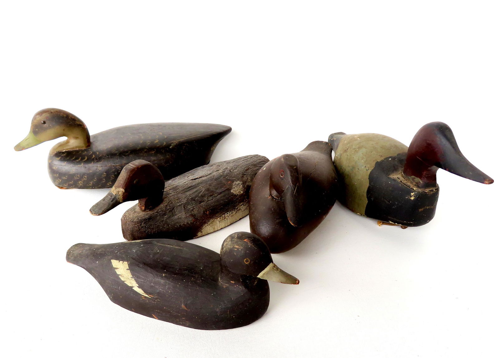 Grouping of 5 carved wooden decoys, most circa 1900. The largest, a Wildfowler black duck - (1 of 13)