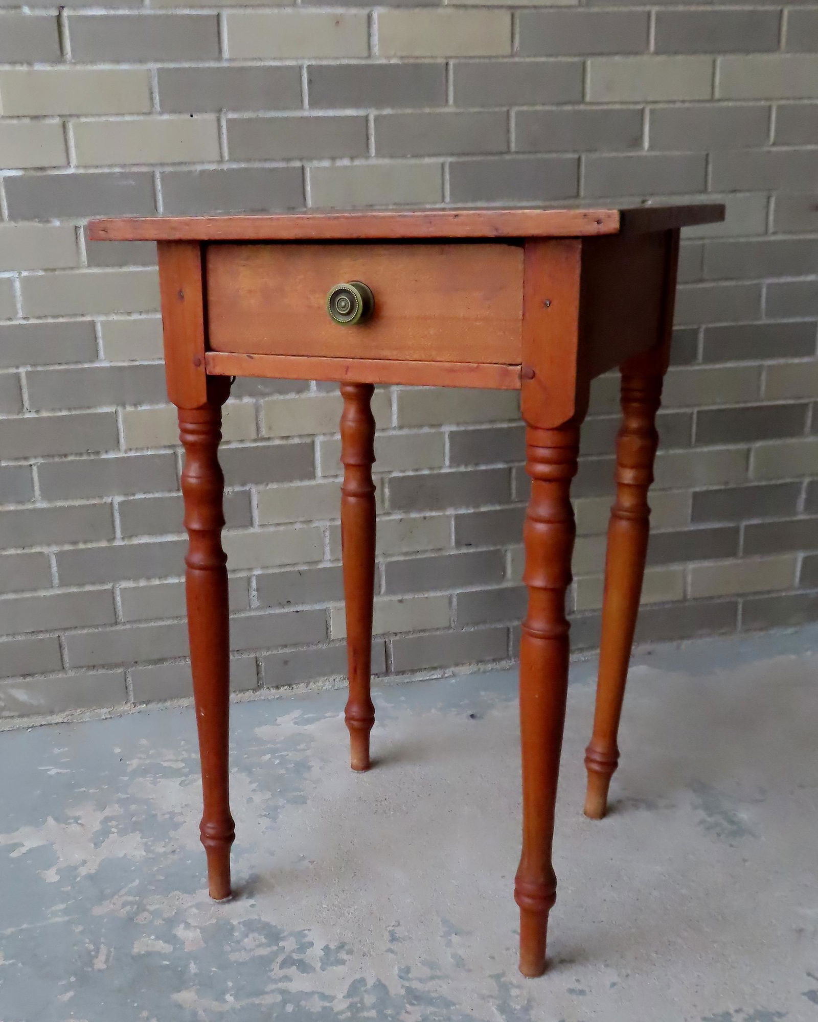 Sheraton 1 drawer stand in butternut, birch and other woods, early 19th century. Shrinkage crack on (1 of 7)