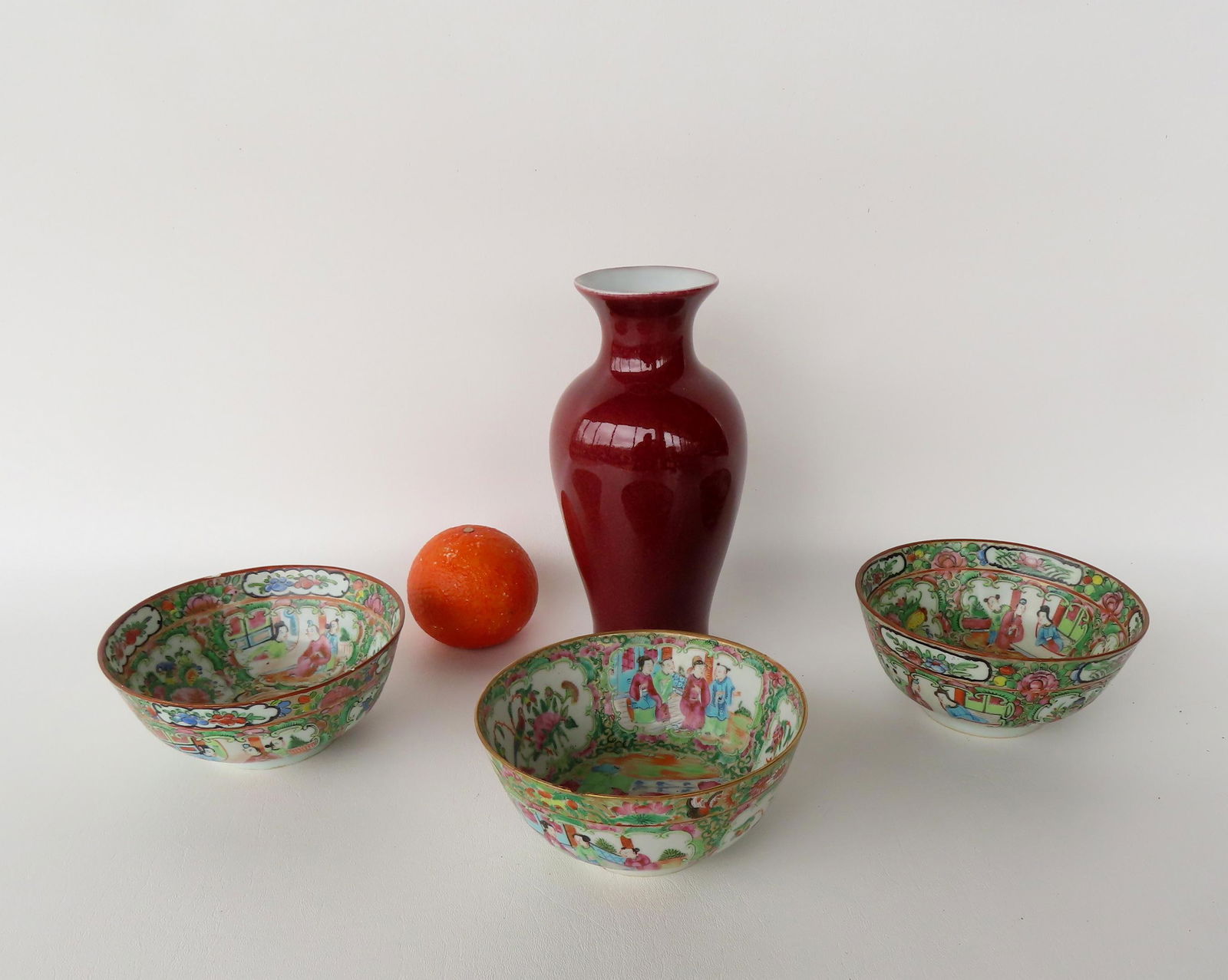 Four Chinese export porcelains including 3 Famille Rose pattern bowls on footed base, 19th century - (1 of 7)