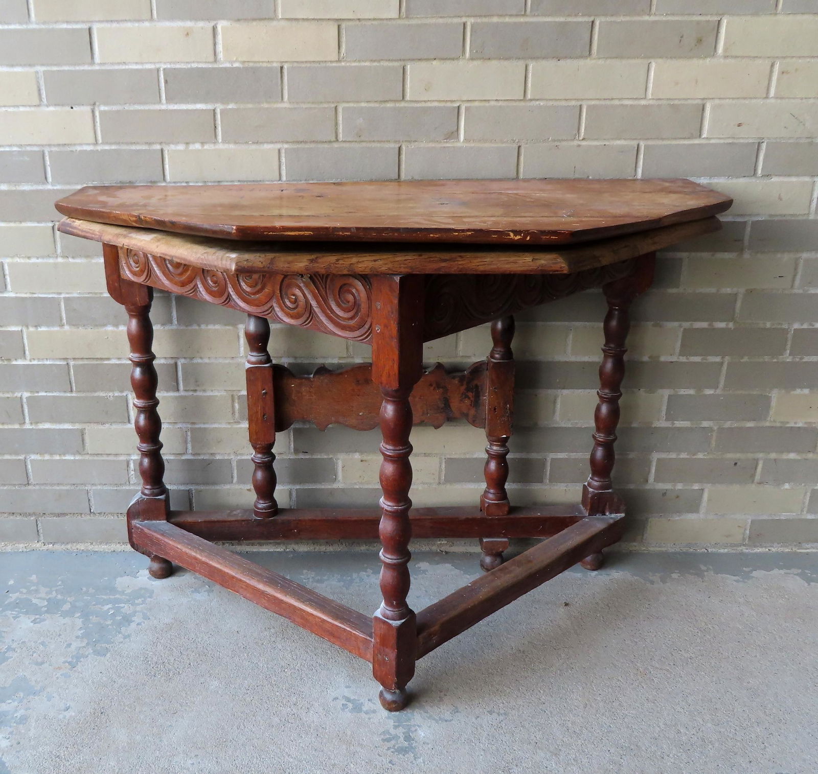 A primitive 17th century Jacobean oak table with 1 long drop leaf with swing leg - the legs with (1 of 10)