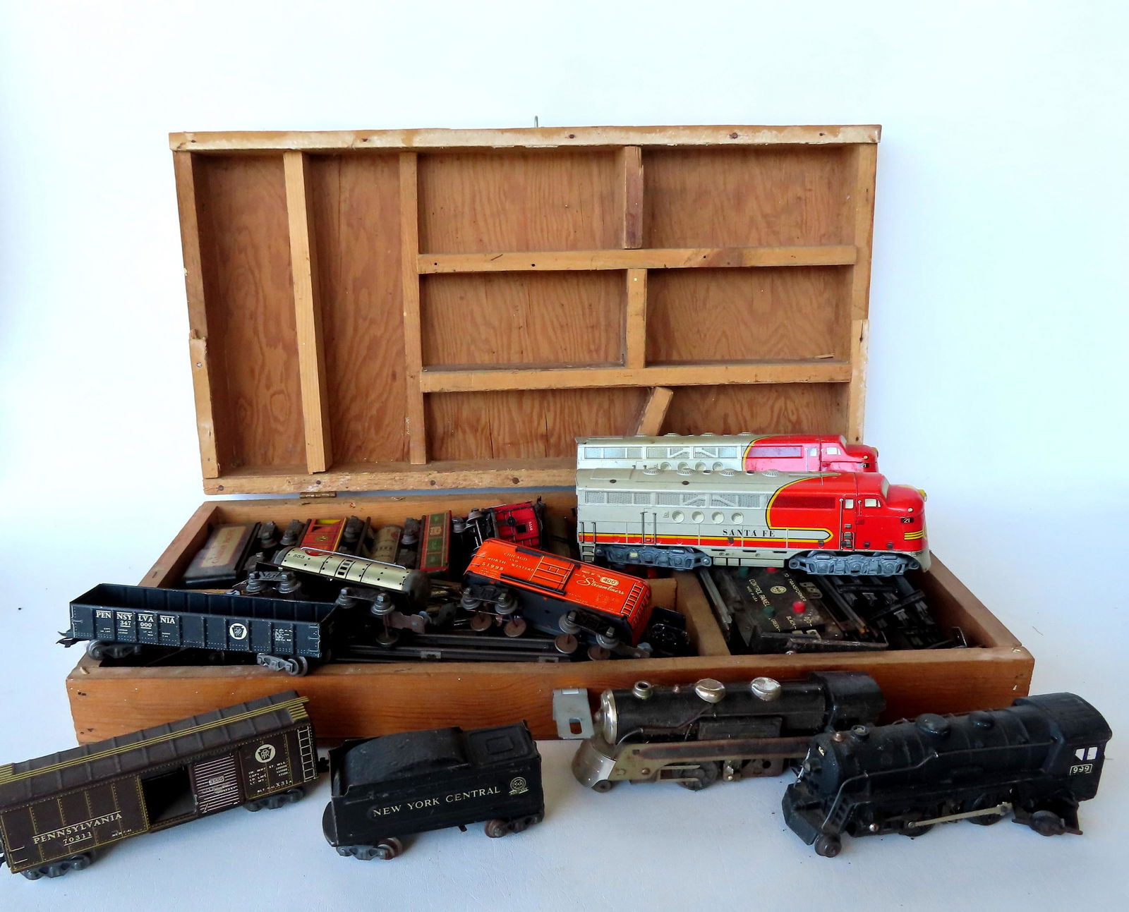 Grouping of Marx electric trains including Sante Fe double diesel engines #21, die-cast engine #999, (1 of 11)
