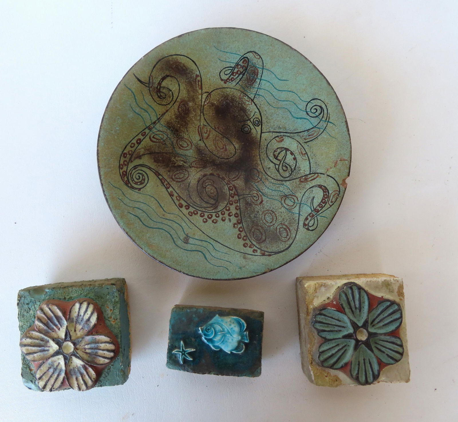 Walter Addison, New York, 1914-1982. Three small tiles including 2 matching decorated with flowers (1 of 6)