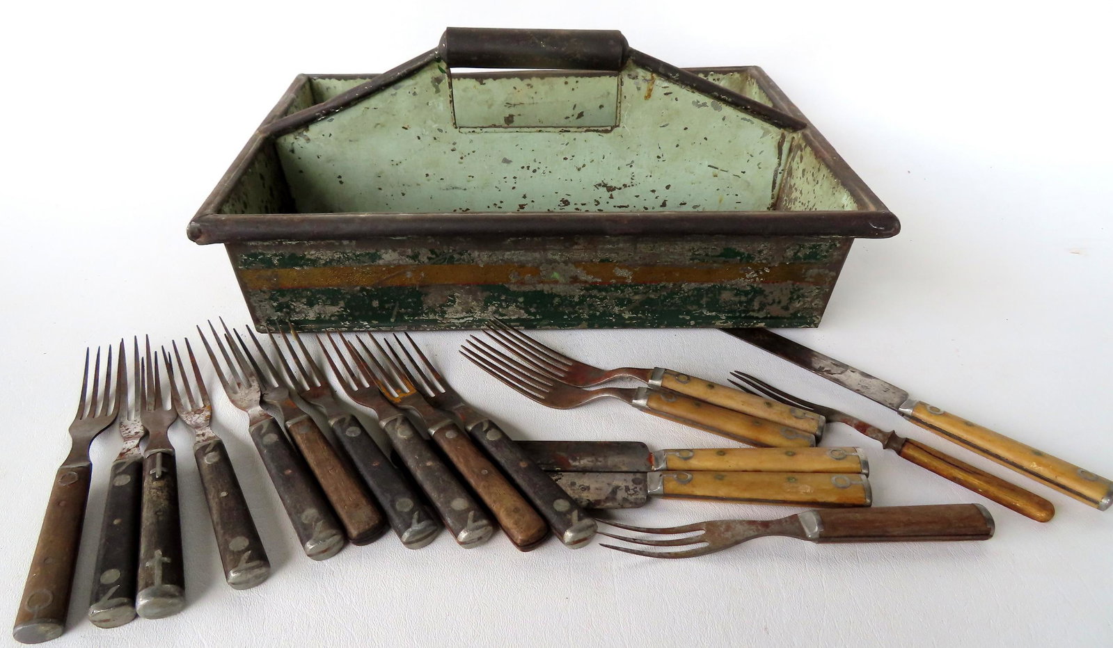 Toleware cutlery tray with 17 bone handled knives and forks - wear to paint on tray and some surface: Toleware cutlery tray with 17 bone handled knives and forks - wear to paint on tray and some surface rust to implements, otherwise good condition. The tray measures 15"W x 11"D x 6"H.