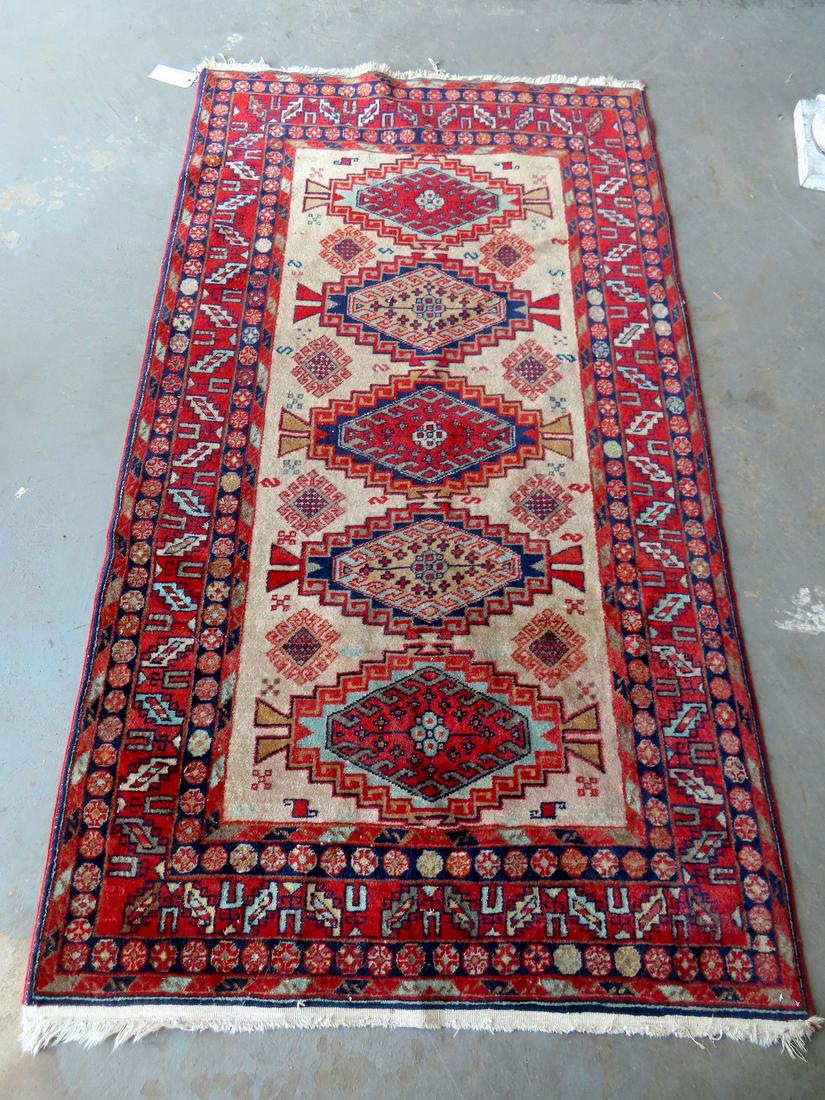 An oriental entrance hall rug, probably early 20th century, measuring 3' 10" x 7' 4". Good (1 of 5)