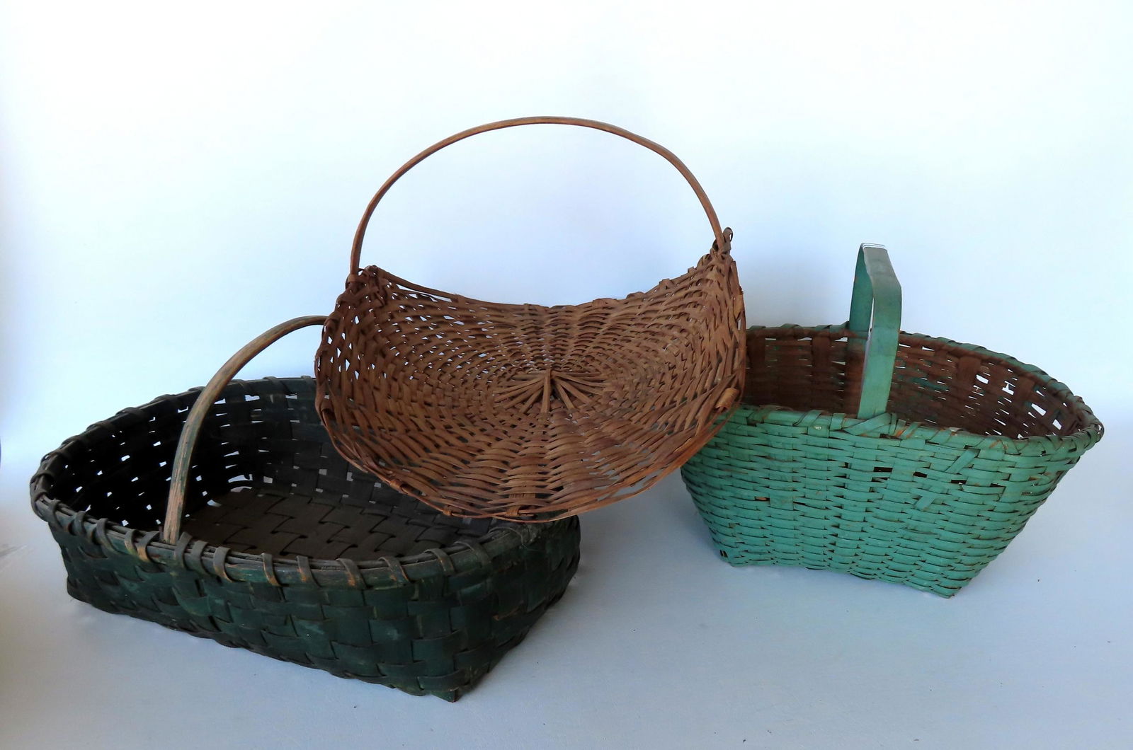Grouping of 3 primitive splint baskets, 19th century. (1 of 10)