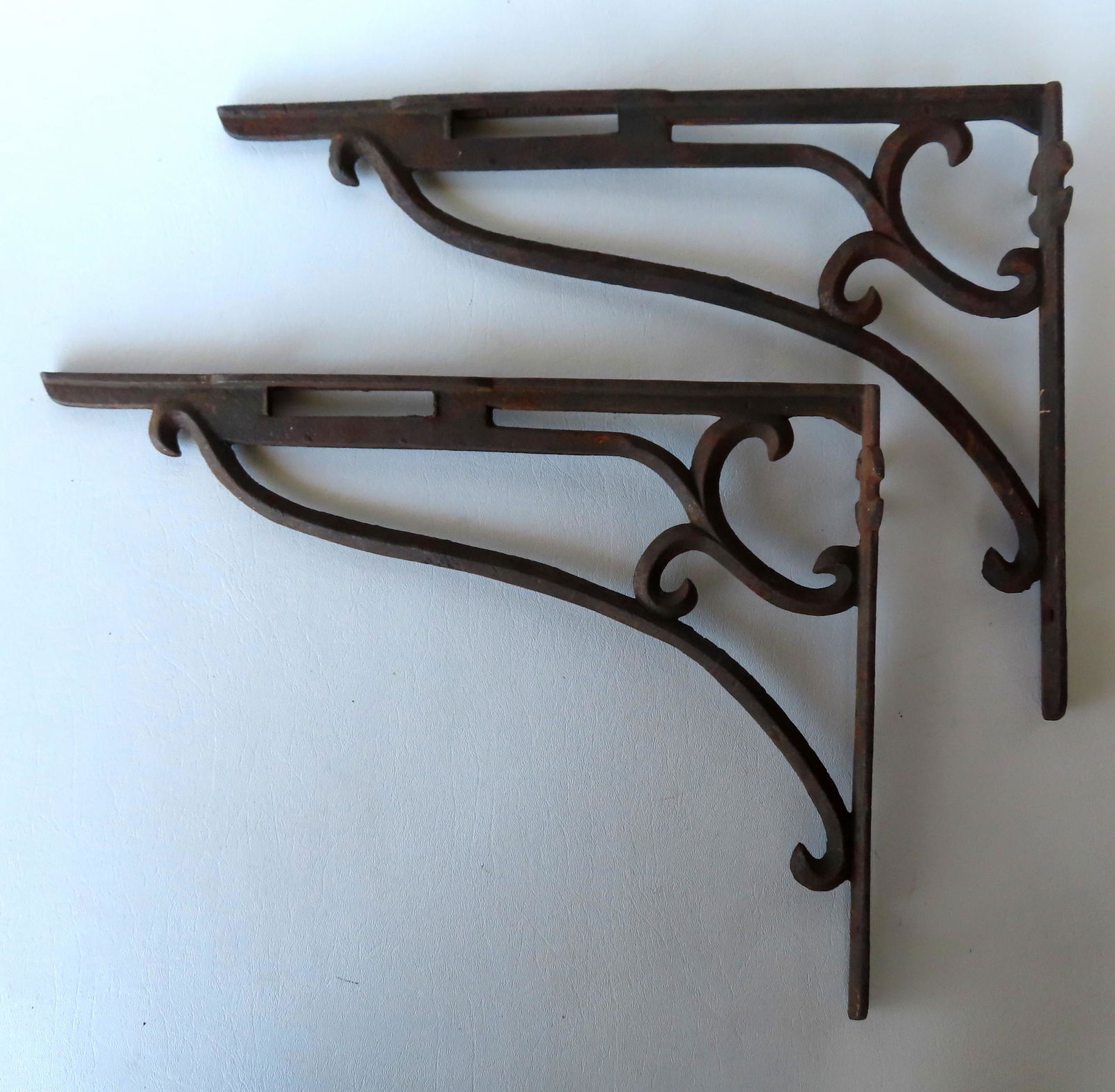 A pair of cast iron shelf brackets, late 19th century (1 of 2)