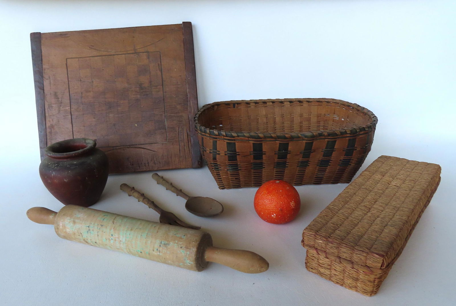 Grouping of country collectibles (1 of 13)