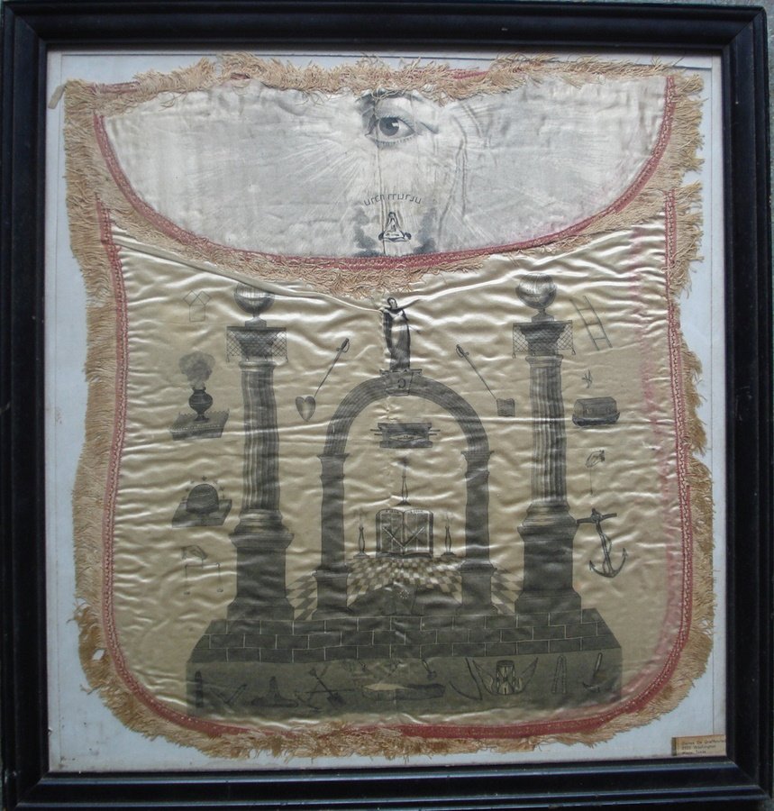 Masonic apron with architectural and Masonic symbo: Masonic apron with architectural and Masonic symbol details - on silk - 19th century - Note - separate back piece has some losses - front in good condition - approx. size 14" x 16".
