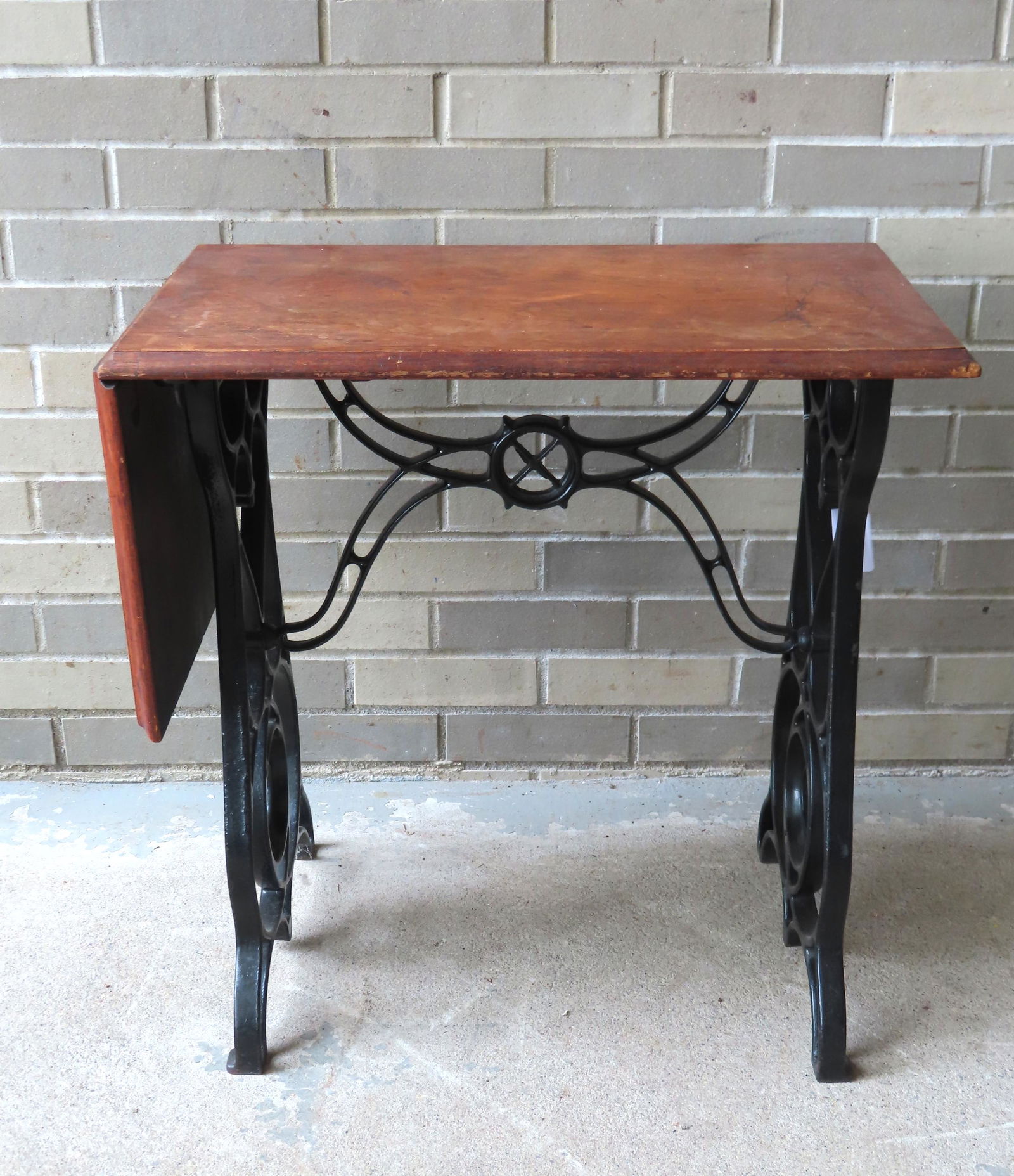 A "Smith Premier" dropleaf oak typewriter table with cast iron base  - very good condition. Measures (1 of 5)
