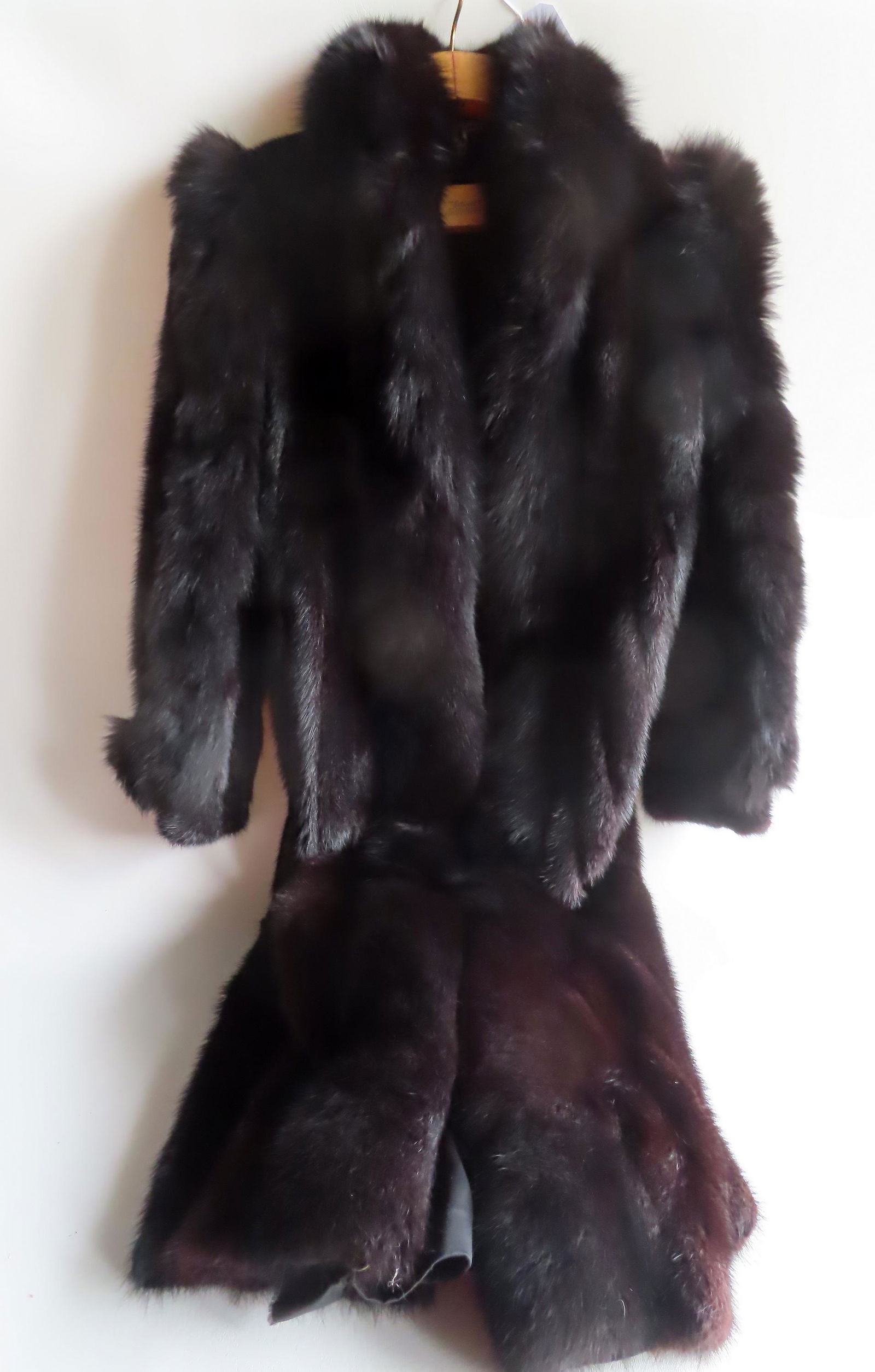 Full length mink coat in very good condition, no damage. Unsure of size.: Full length mink coat in very good condition, no damage. Unsure of size.