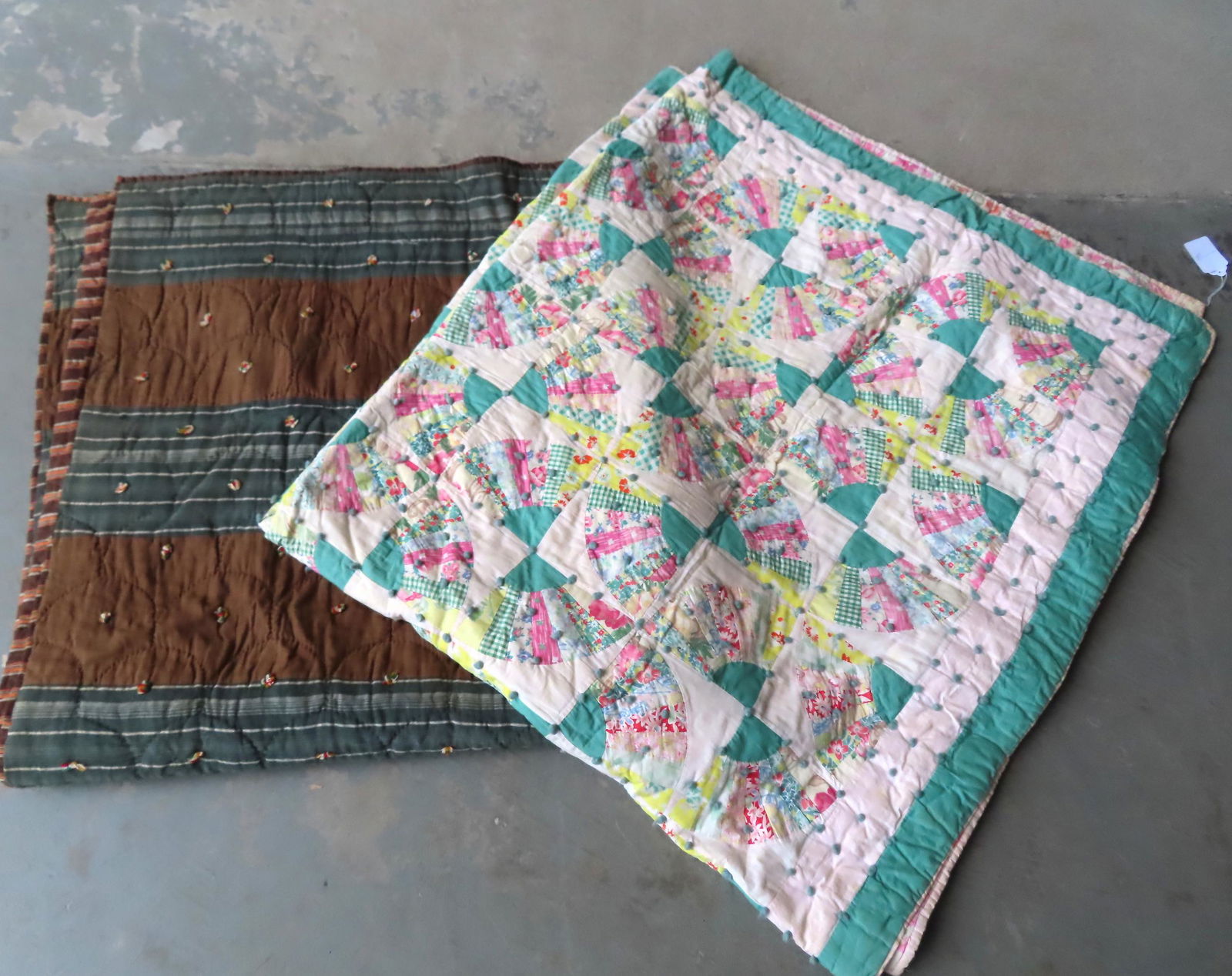 Two quilts. The first a Dresden Plate pattern quilt, 72" x 85", hand tied, very good condition - (1 of 13)