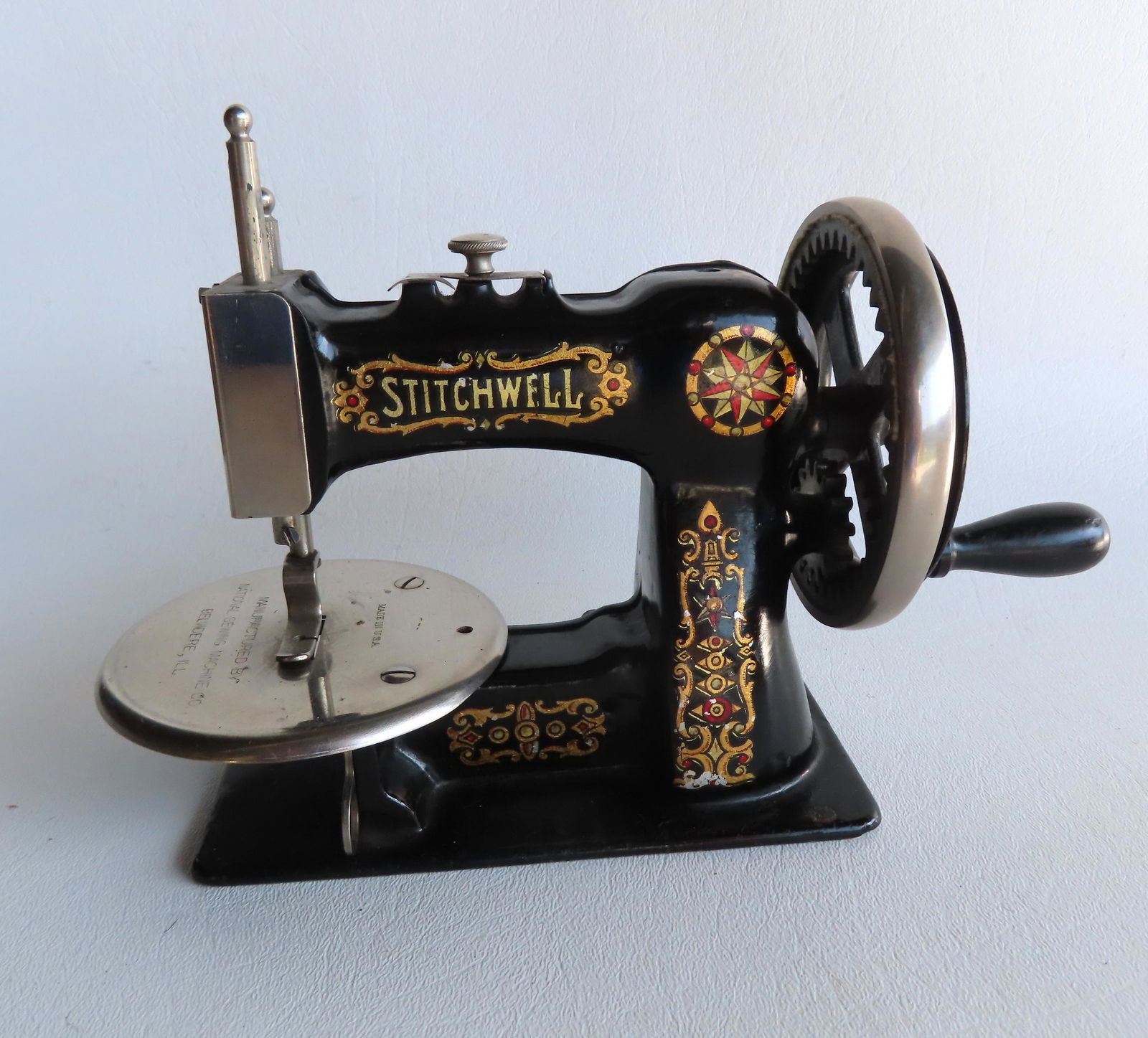 Child's Singer "Stitchwell" sewing machine in original wooden slide lid box. Very good condition. (1 of 5)