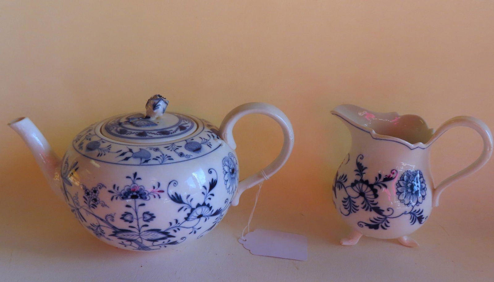 Two pieces of Meissen: Teapot and creamer. (1 of 4)