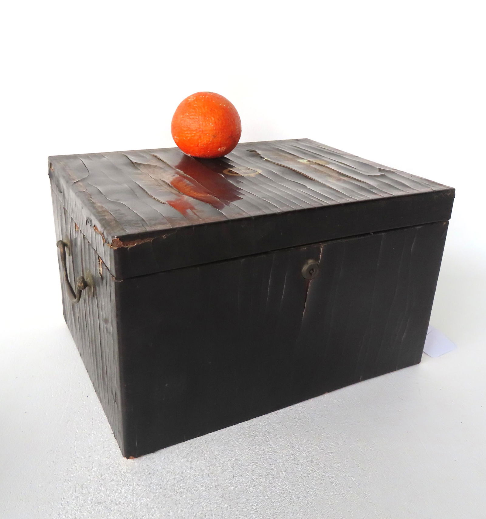 Large oriental lacquered tea box with fitted pewter interior, late 18th c. (1 of 9)