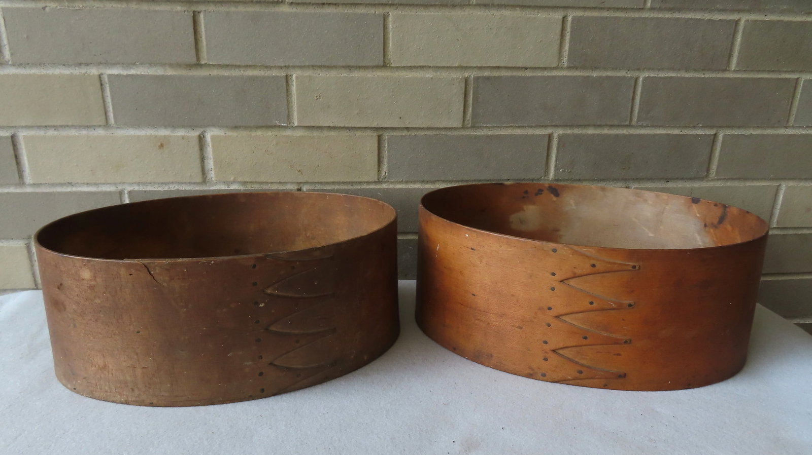 A pair of Shaker oval boxes, each with 4 fingers in original natural finish, mid 19th century. (1 of 14)