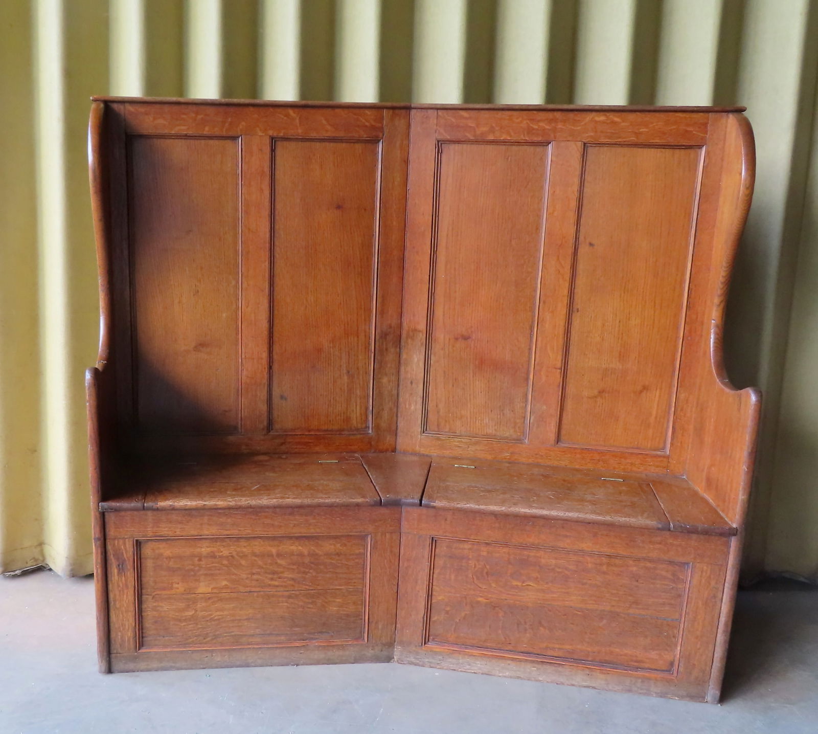 A very fine oak settle bench with shaped and paneled back with 2 lift top seats, 19th century, (1 of 16)