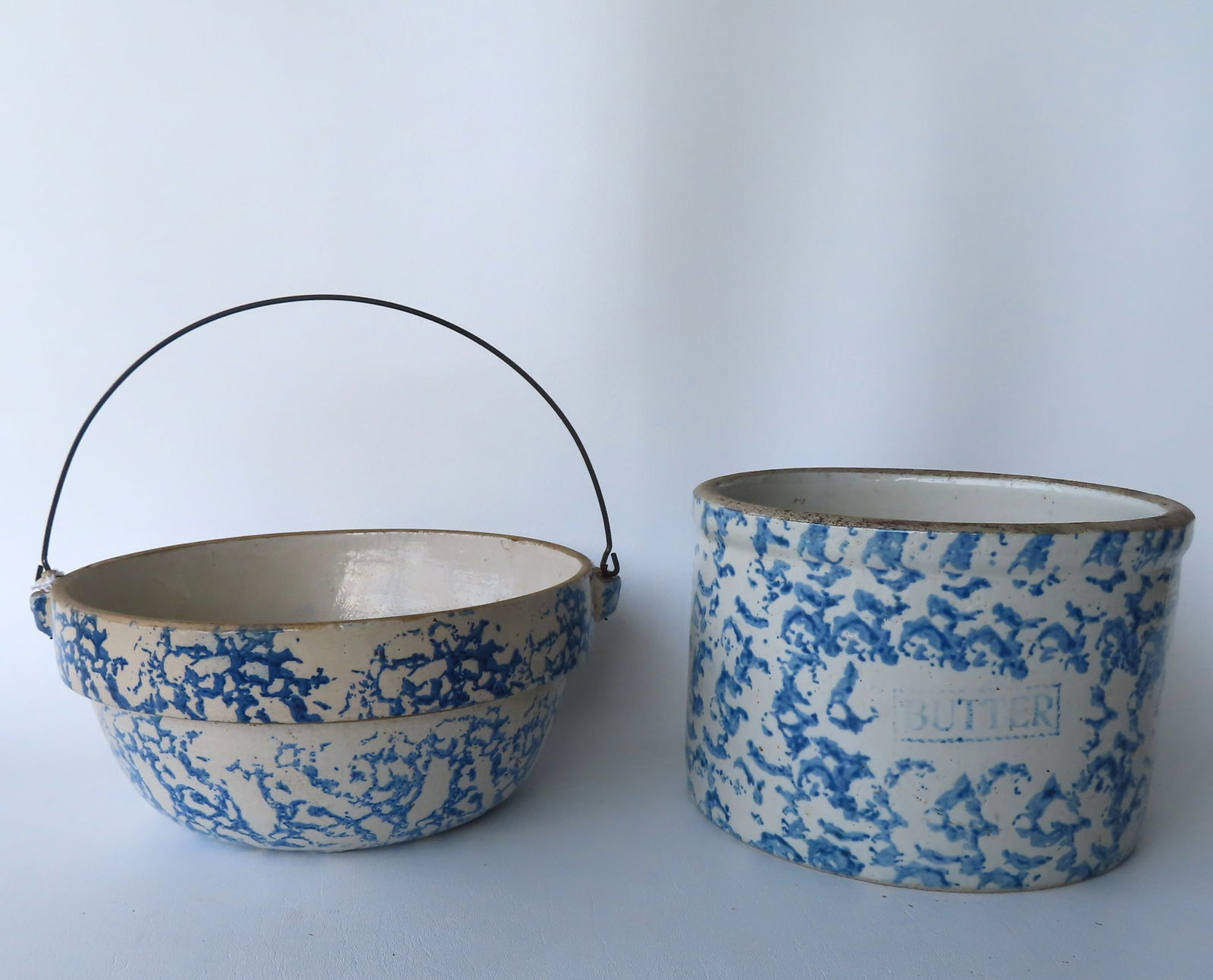 Two blue and white spongeware vessels including: Mixing bowl with tin bale handle - very good (1 of 11)