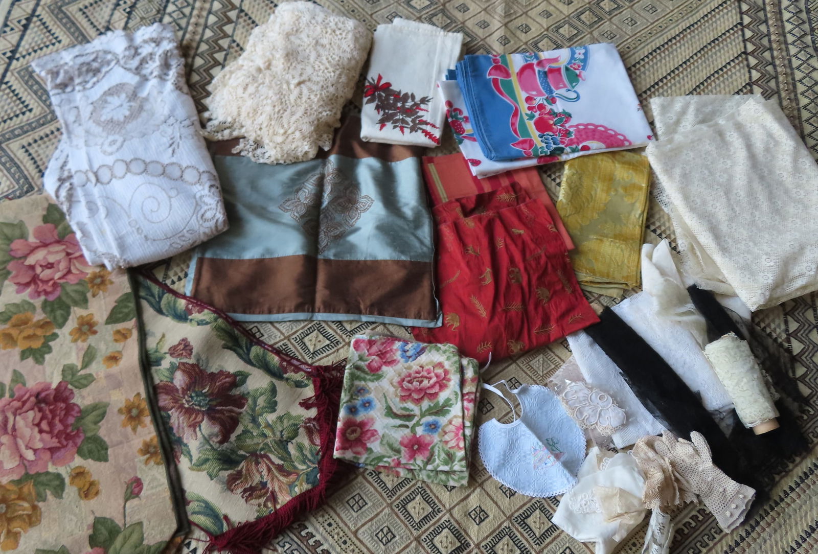 Grouping of vintage linens and lace. (1 of 12)