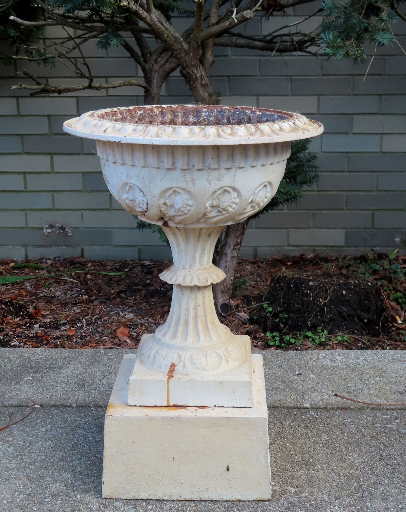 A cast iron 2 part Victorian garden urn - very good condition - 19th century. Measures 17" diameter (1 of 3)