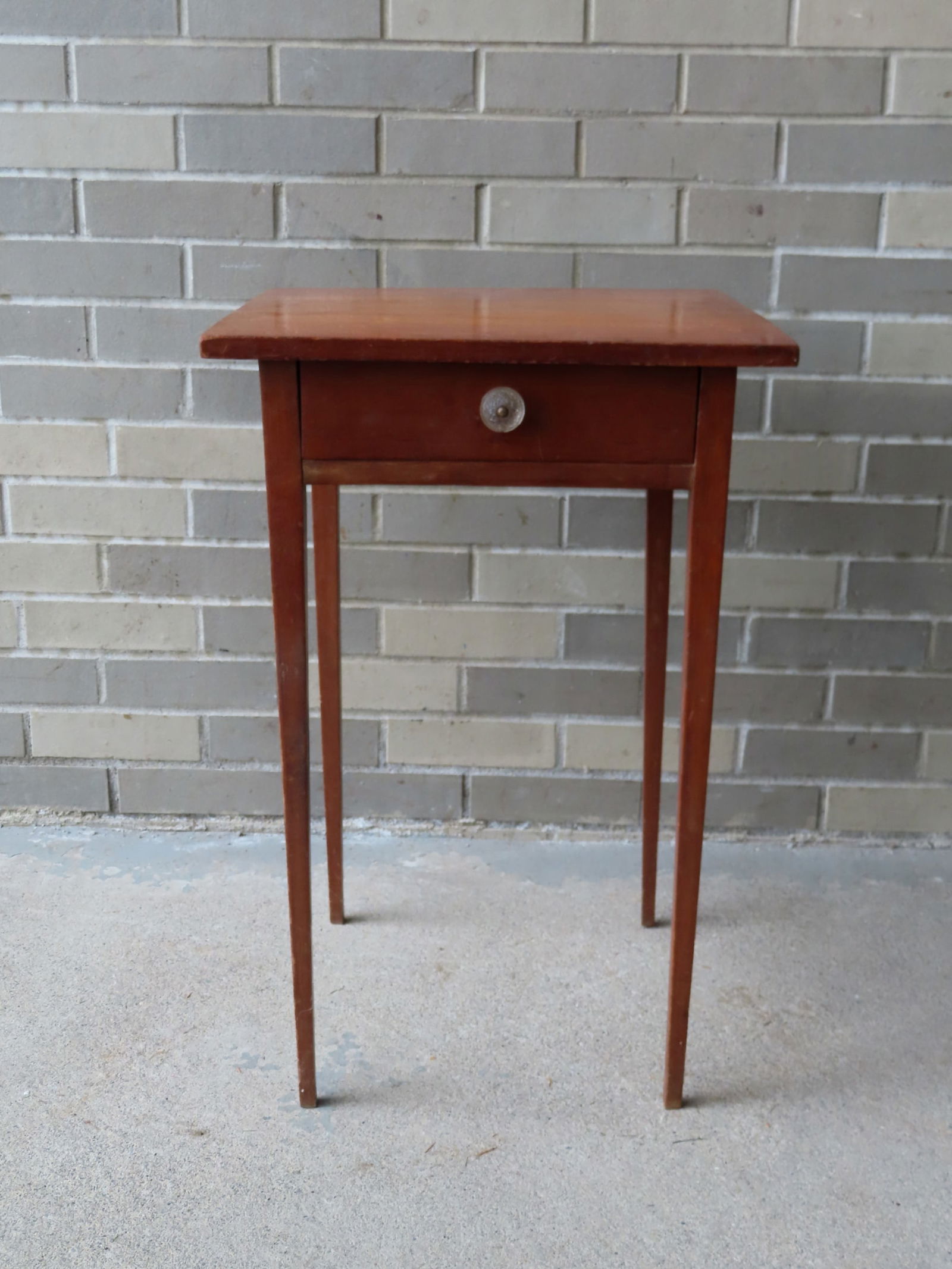 A very fine cherry Hepplewhite stand with single drawer and glass pull, circa 1810-20. Very good (1 of 4)
