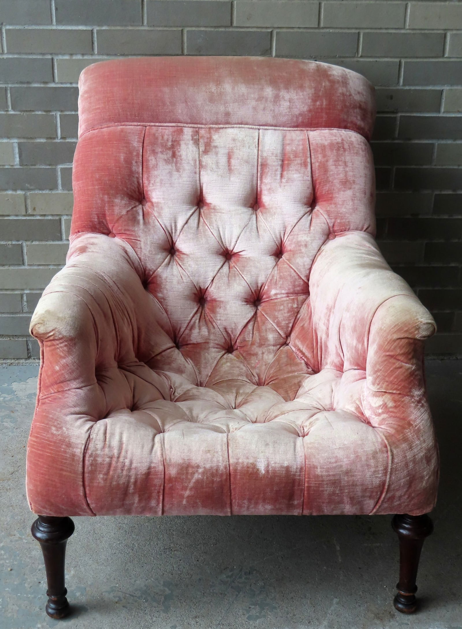 An upholster tuft back Victorian parlor chair on turned legs, late 19th century - very good (1 of 4)