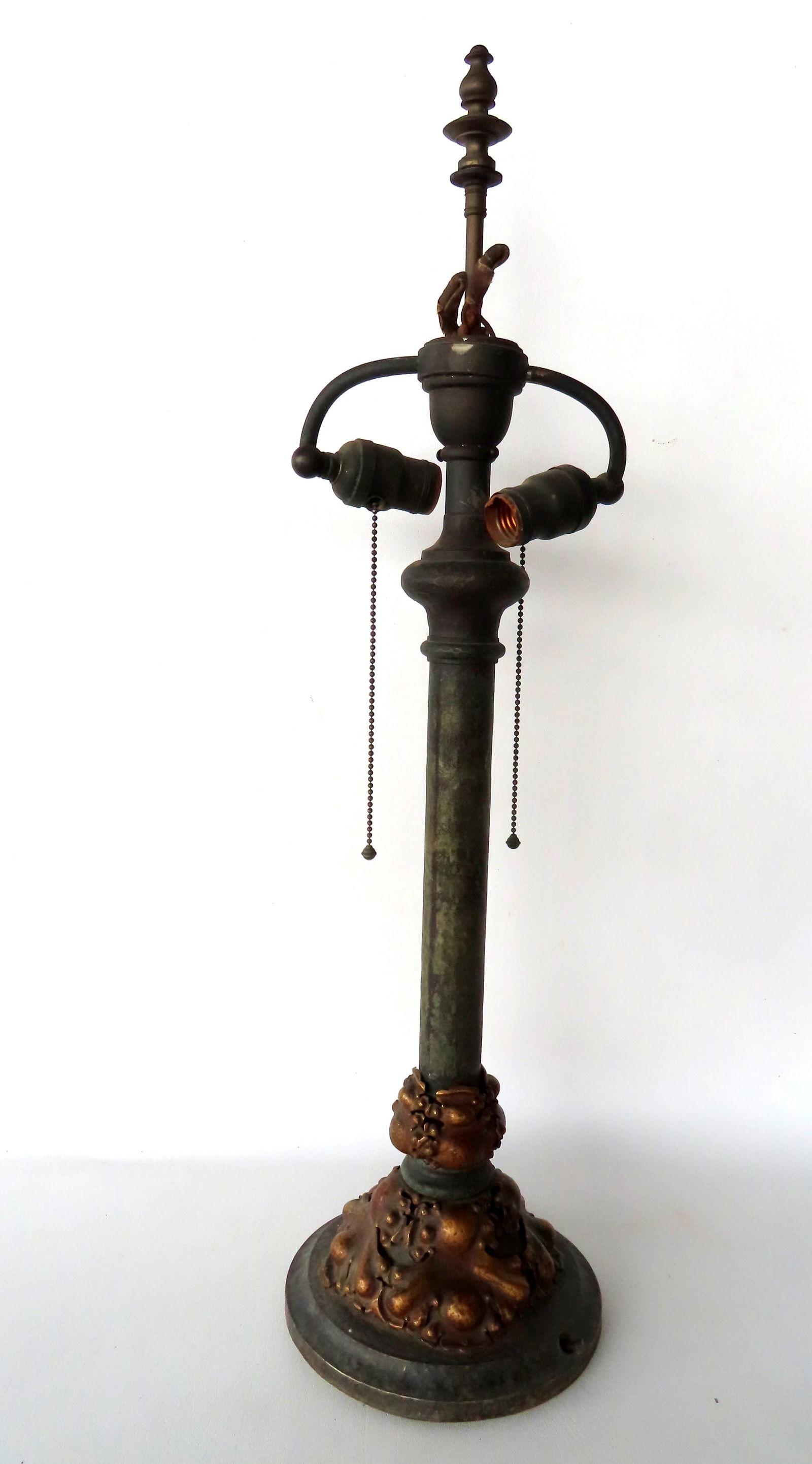 A good table lamp from the Arts & Crafts period, in bronze, hand hammered brass and mounted on cast (1 of 9)